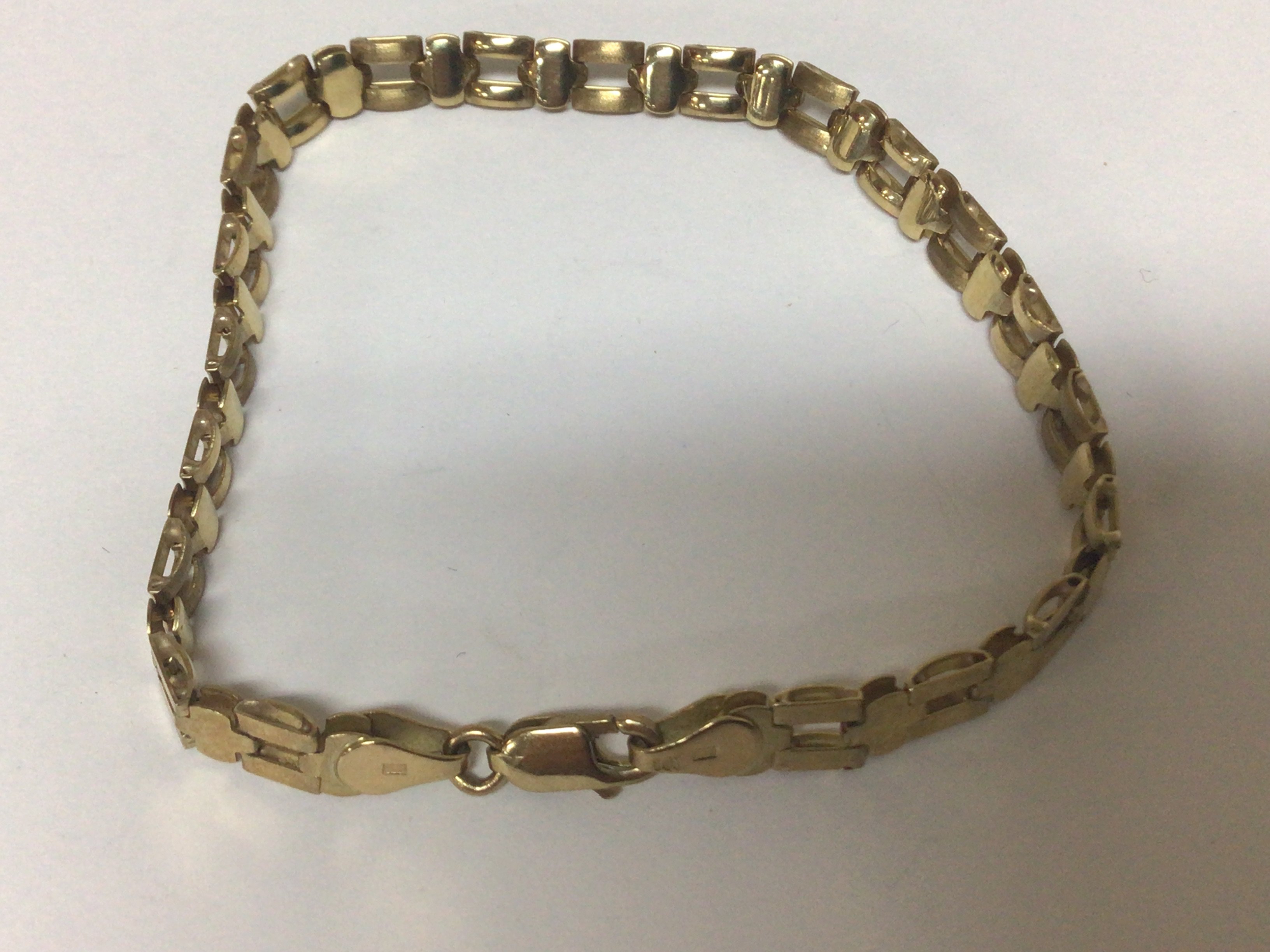 A 9carat gold bracelet with open links weight 5.5g
