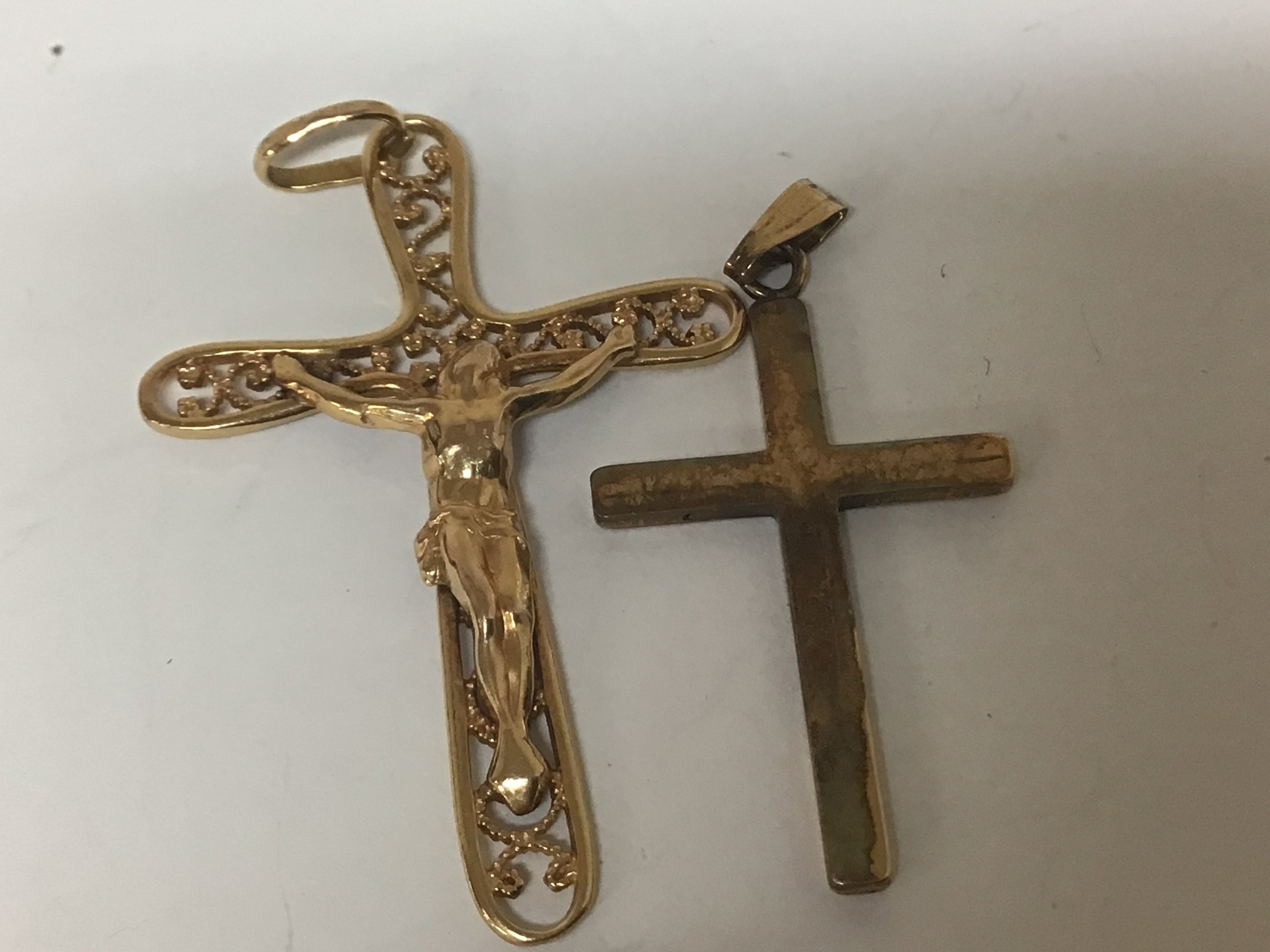 Two 9carat gold cross pendants weight 2.5g