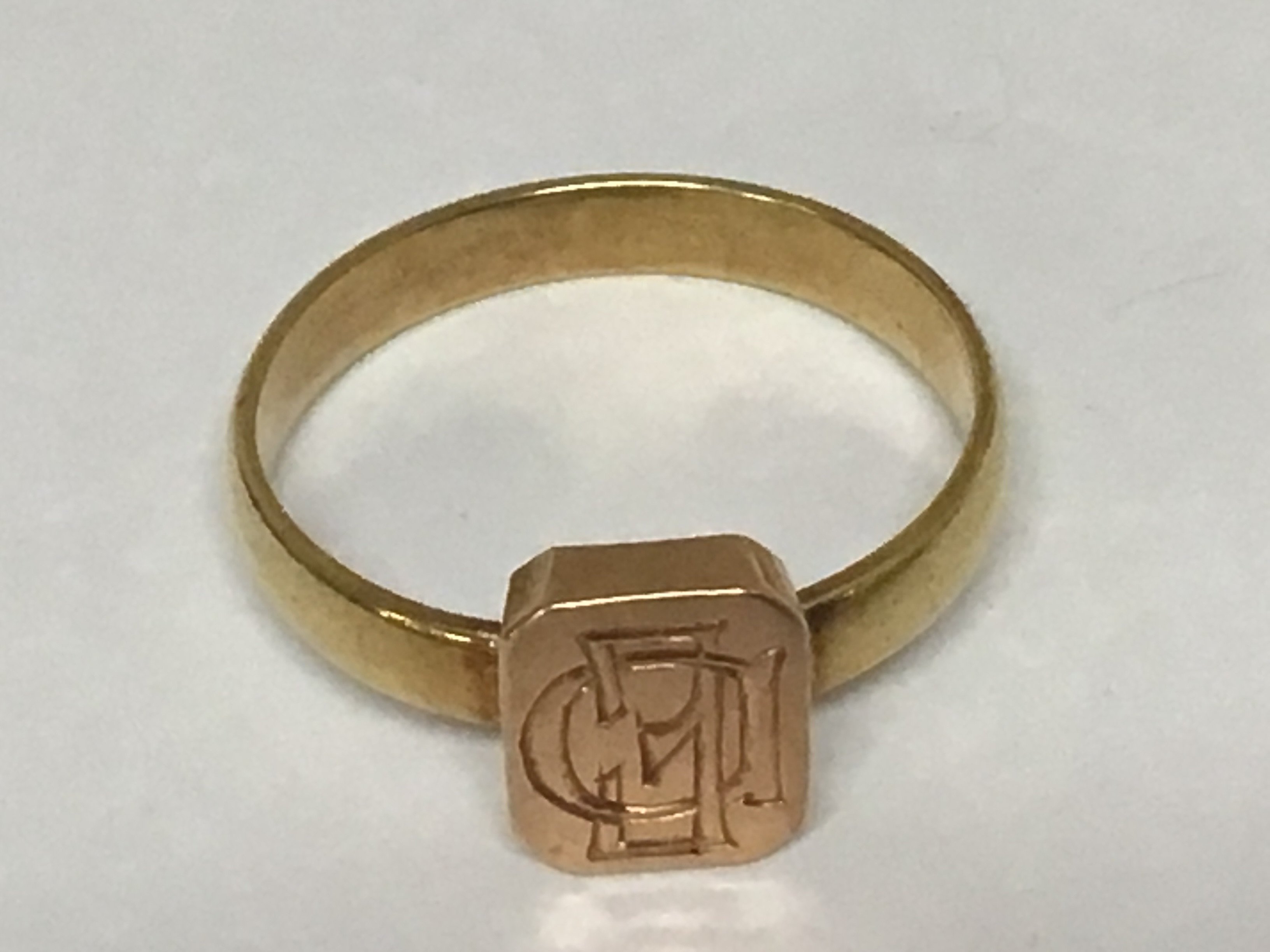 An unmarked gents seal signet ring. Weight 3g