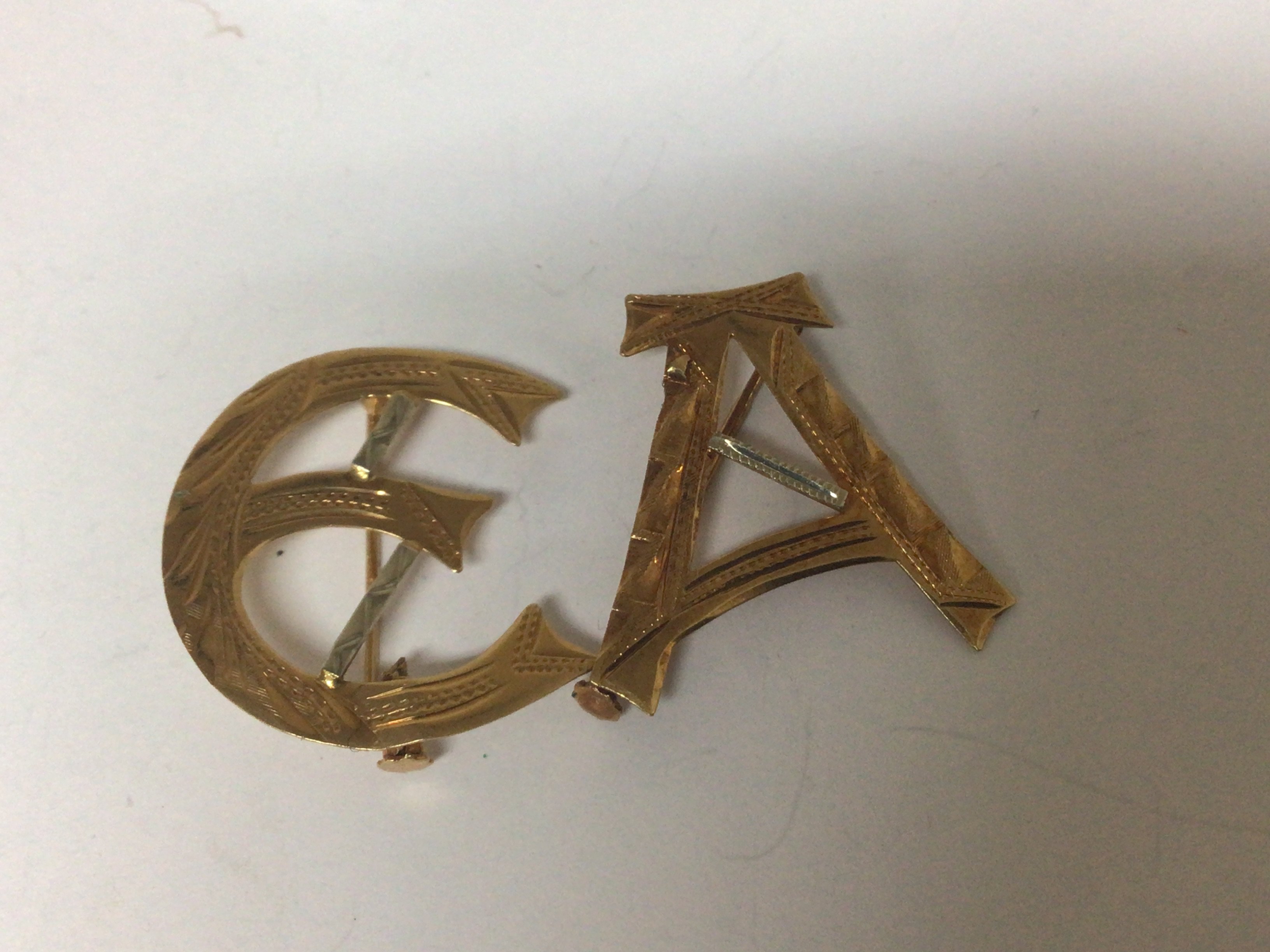 Two 18carat gold letter brooches E and A weight 3g