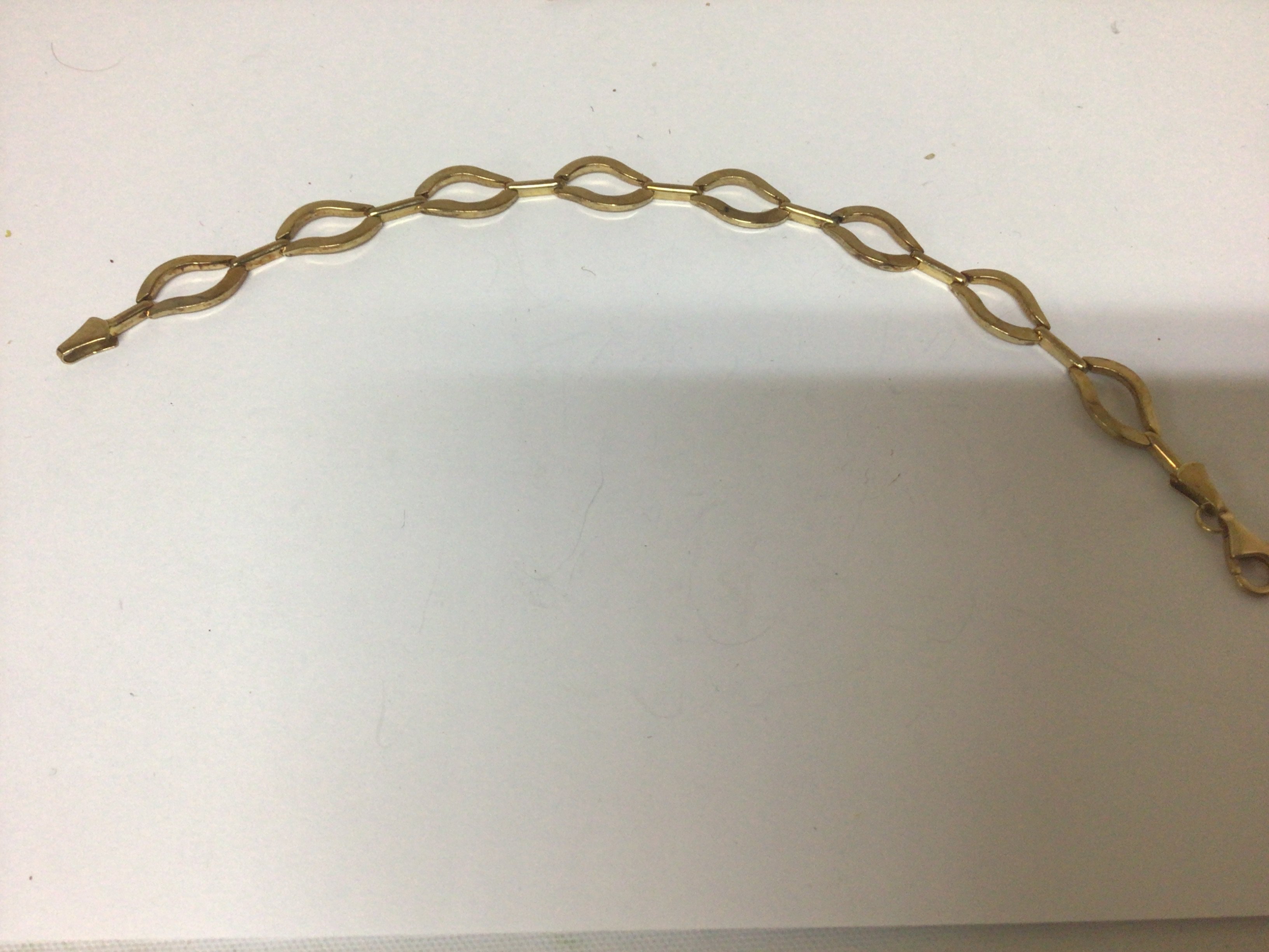 A 9carat gold modern design open link bracelet 4.5g