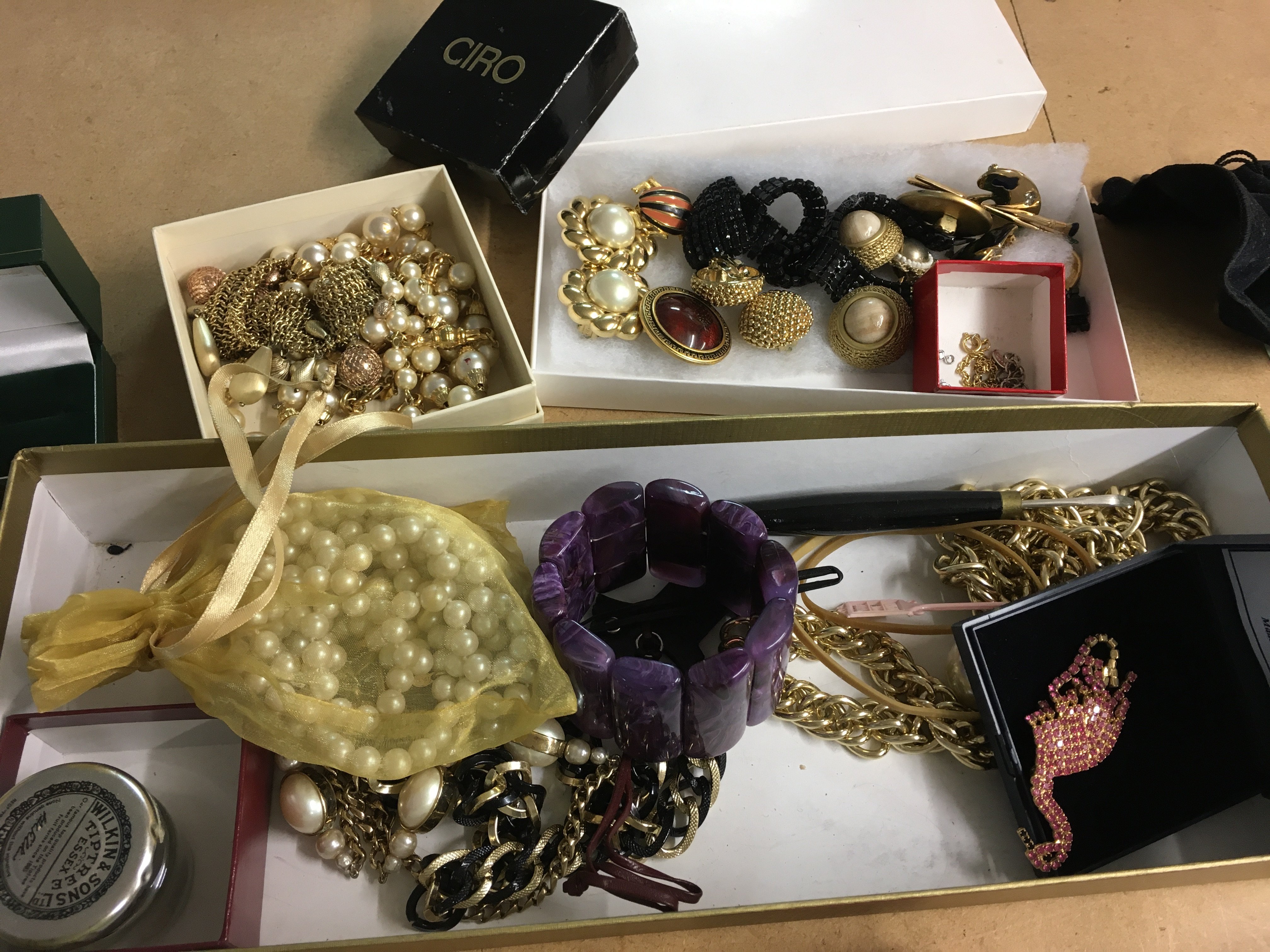 A small collection of costume jewellery including brooches, necklaces and earrings
