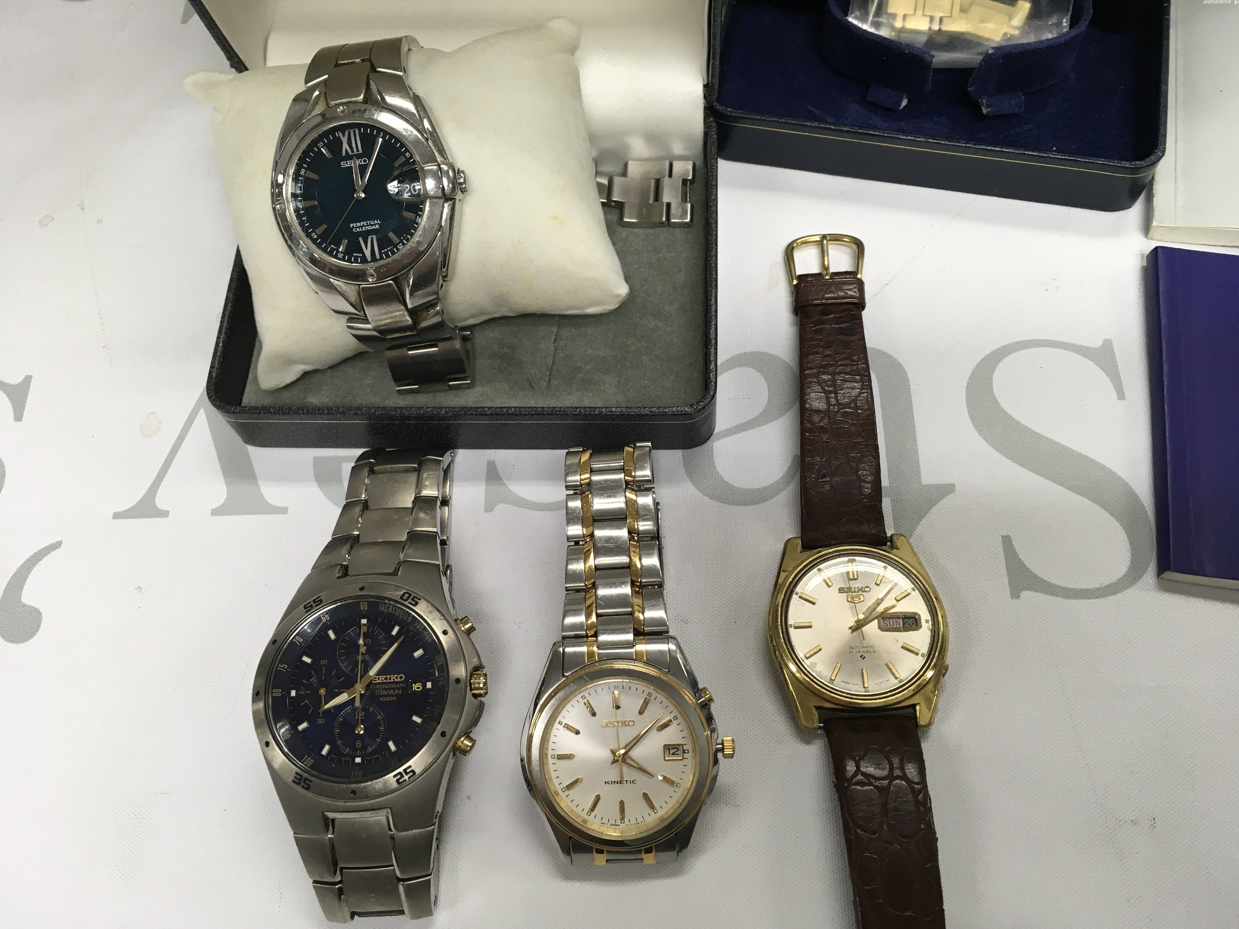 A collective lot of four SEIKO watches including a Seiko 5 automatic model and a Seiko chronograph. Postage B