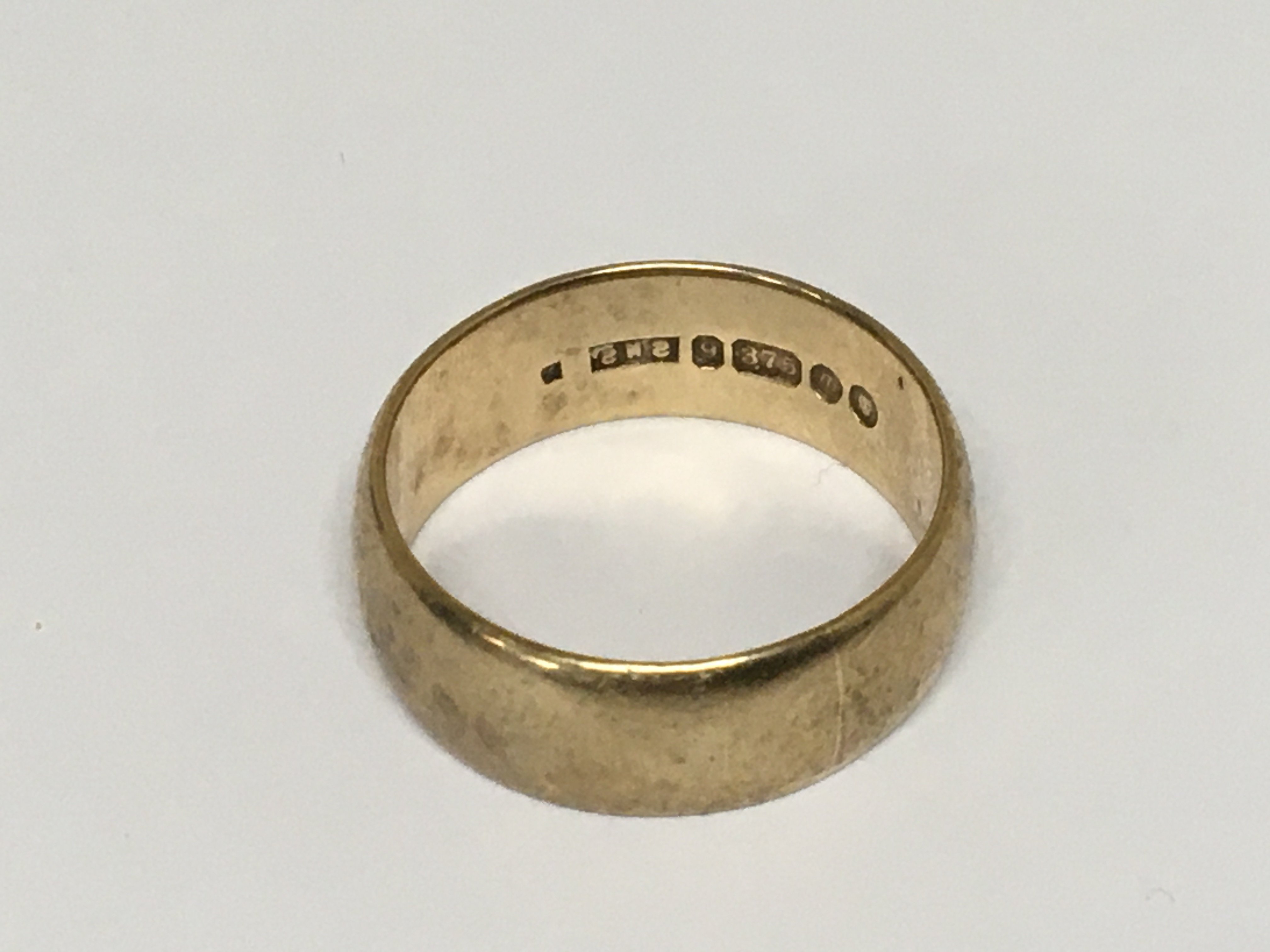 A 9carat gold wedding band weight 8g