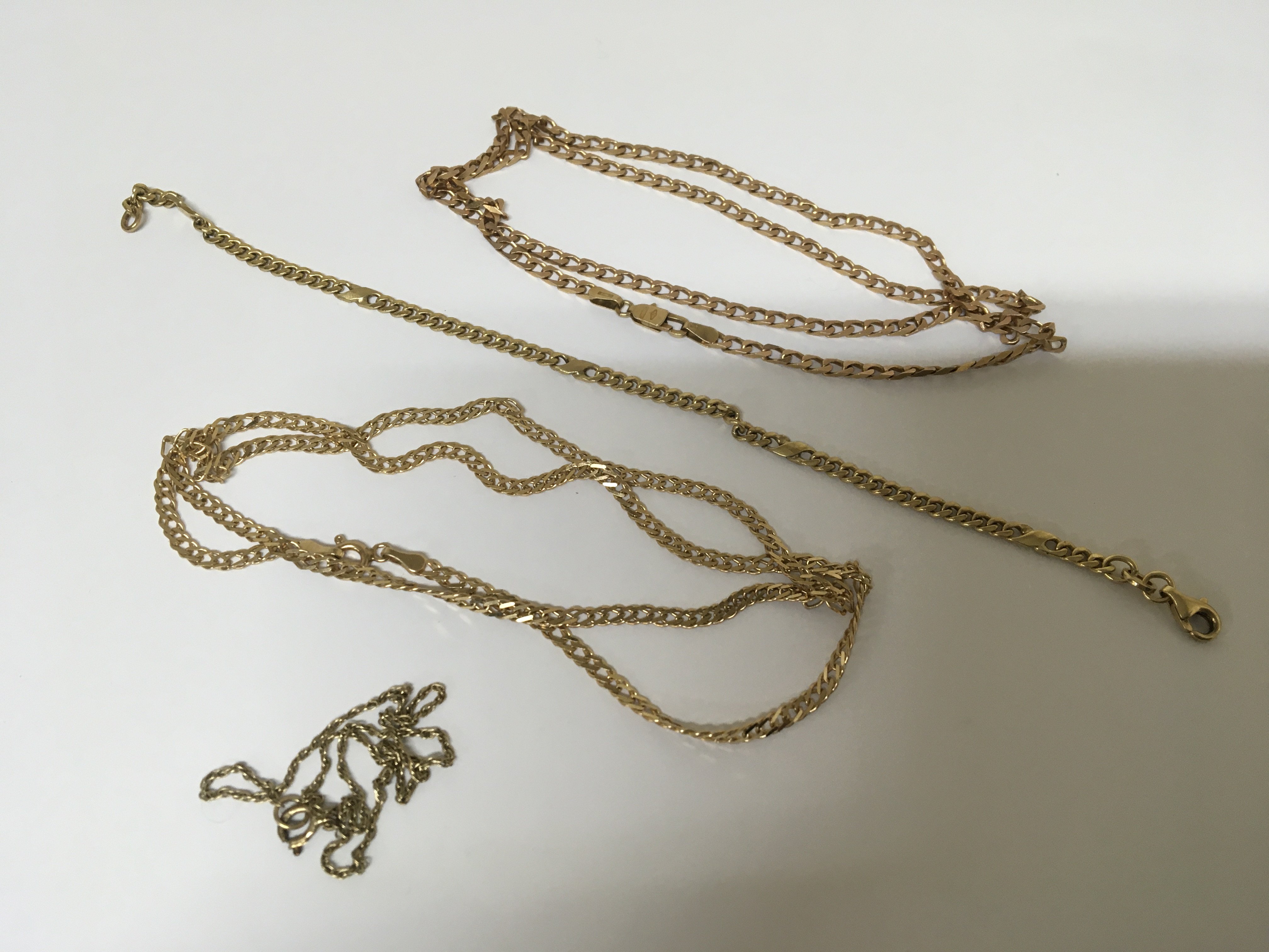 Two 9carat gold necklaces a bracelet and one other small gold chain total weight 19g