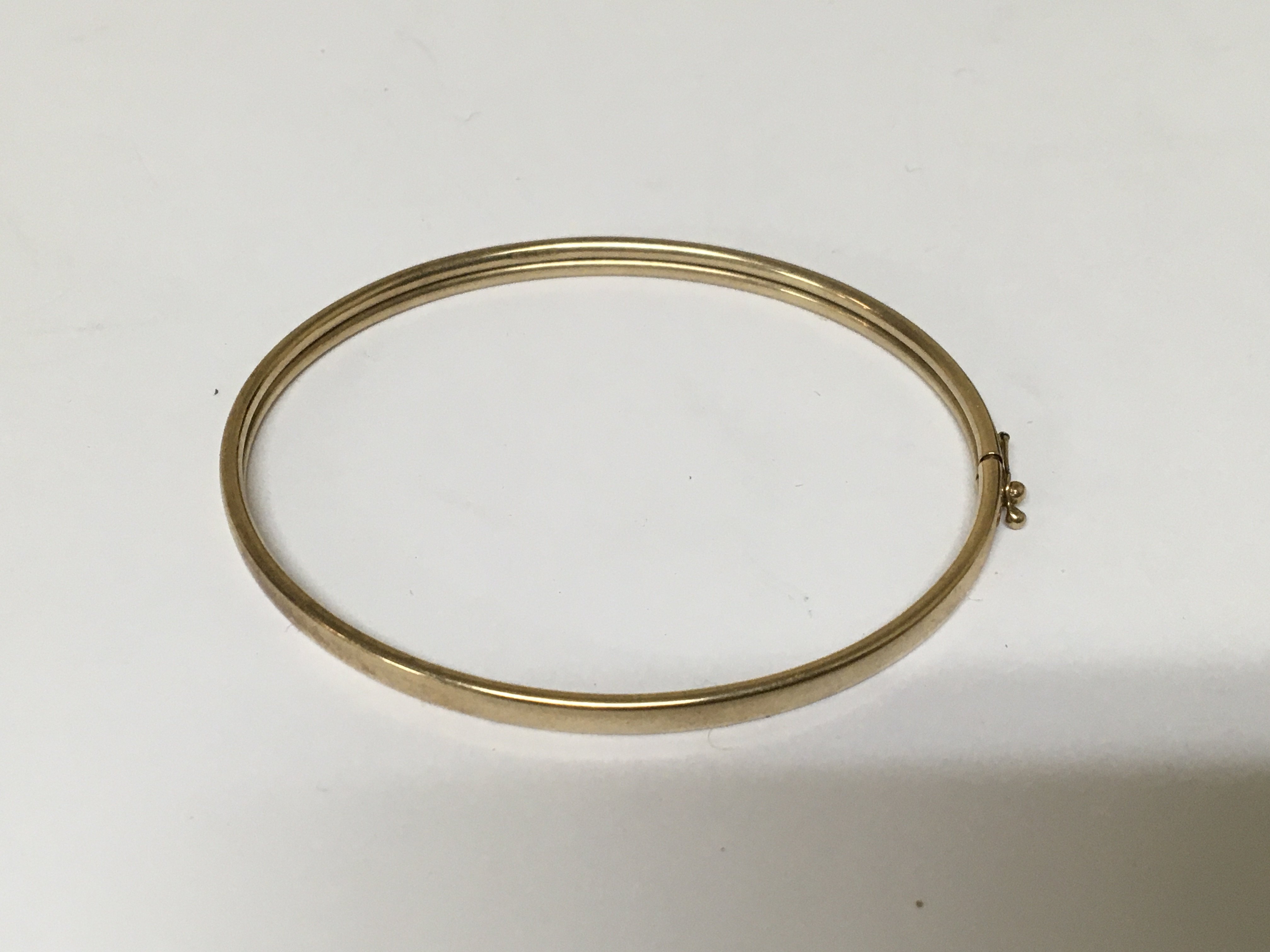 An unmarked yellow metal bangle weight 5g