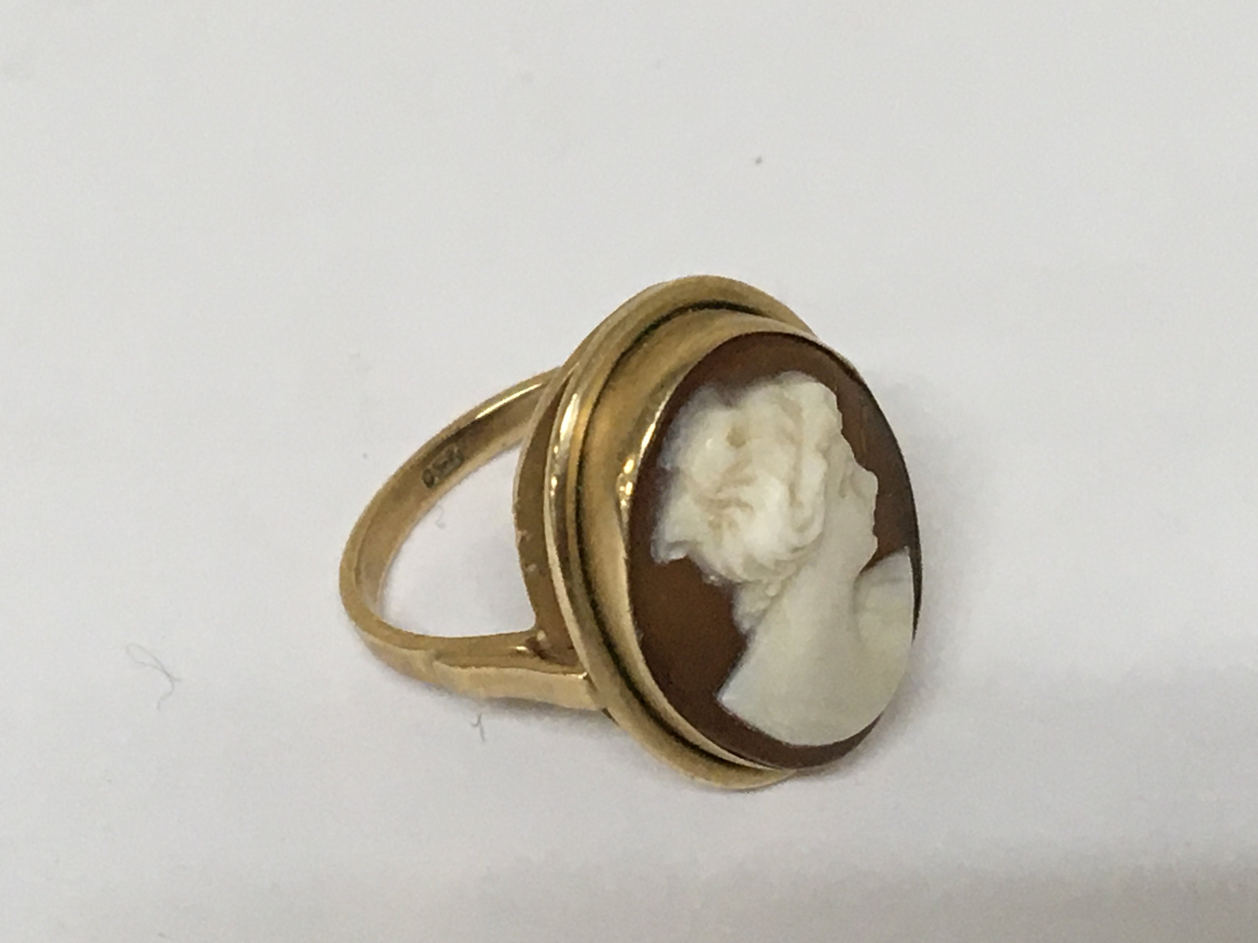A 9carat gold ring set with a cameo portrait. Weight 3.4g