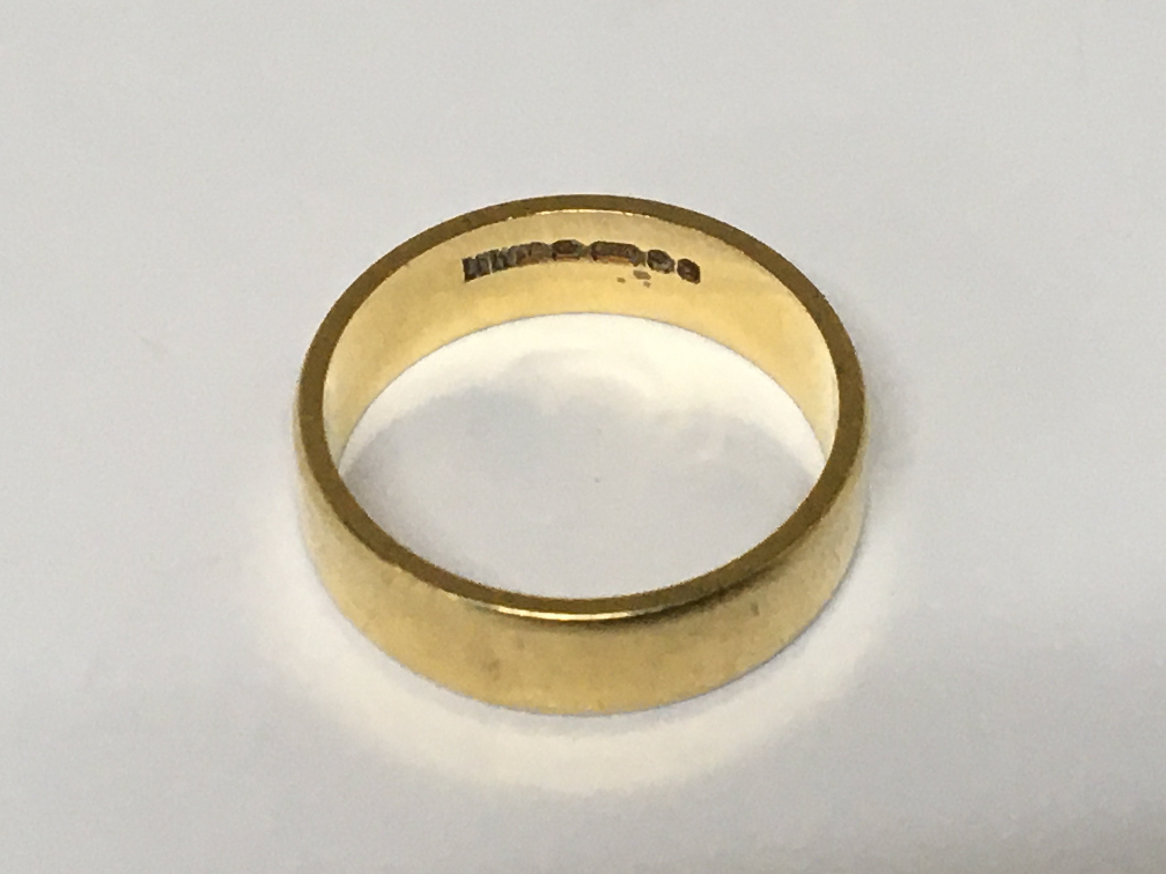 An 18carat gold wedding ring weight 4.6g
