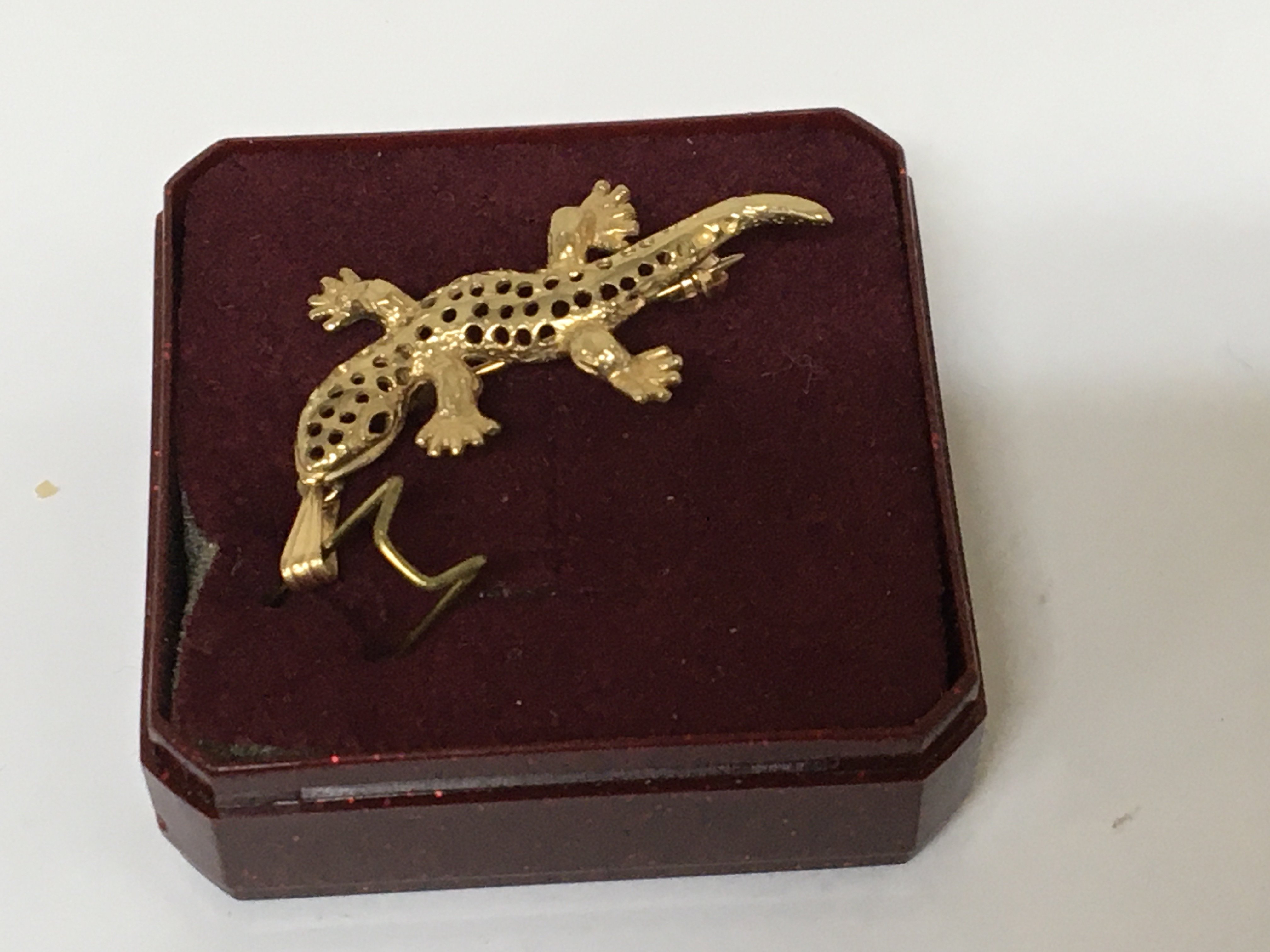 A 9carat gold pendent in the form of a lizard weight 1.6g