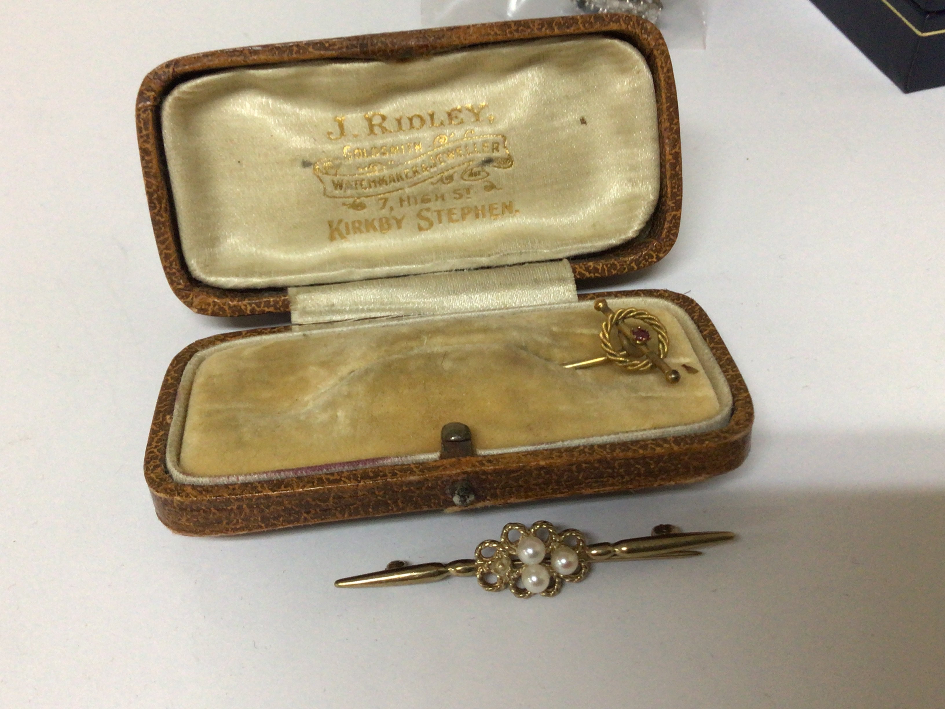 A 9carat gold brooch set with cultured pearls and a stick pin (2)