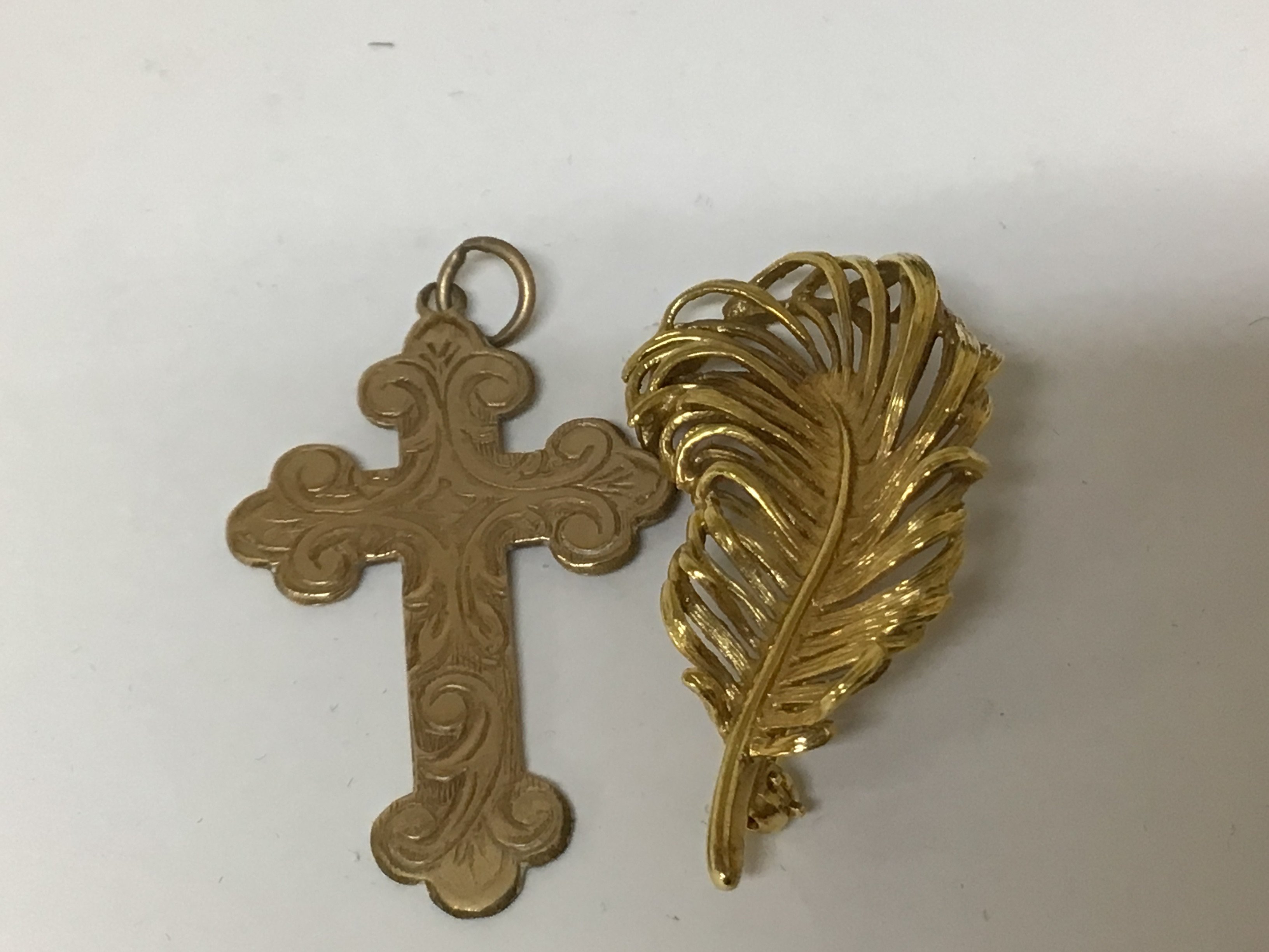 A 9carat gold brooch in the form of a feather and a 9carat gold cross pendent total weight 5.6g