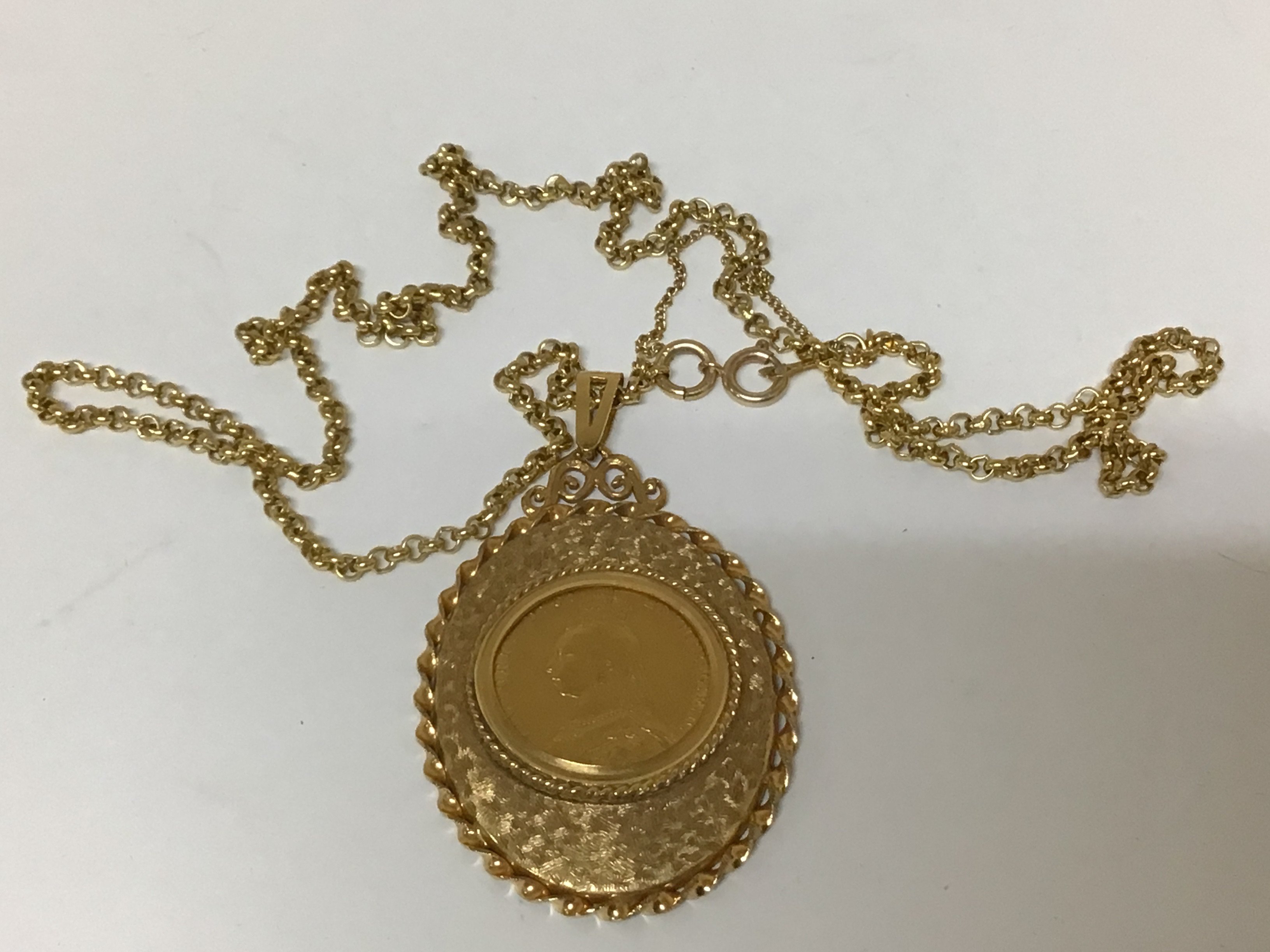 A 9carat gold necklace and pendent the pendent set with a Victorian 1890 Sovereign. Total weight 24g