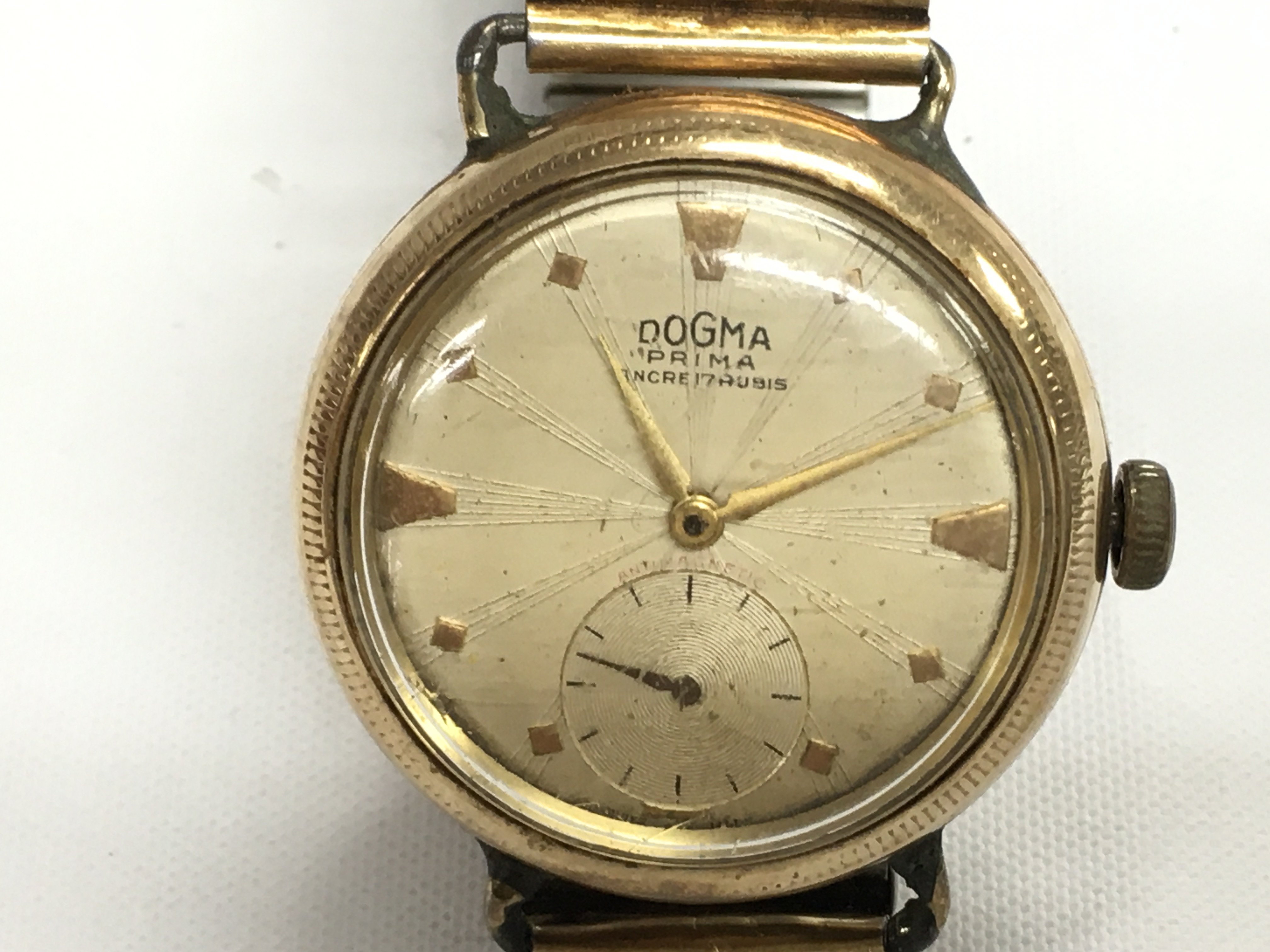 A vintage 9ct gold cased Dogma Prima watch. Winds and runs. Case approx 36mm