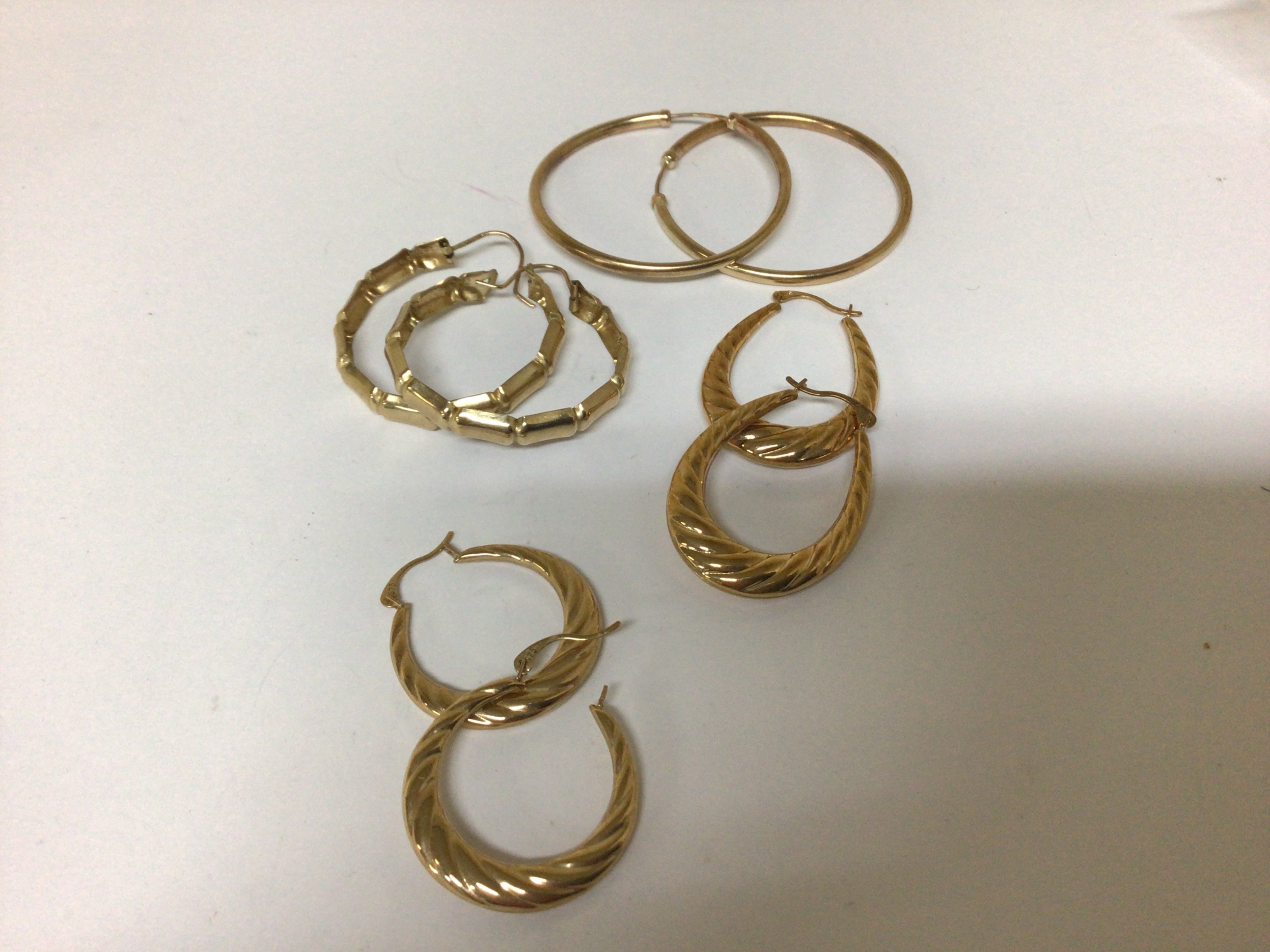 Four Pairs of 9cart gold earrings. Weight 6g