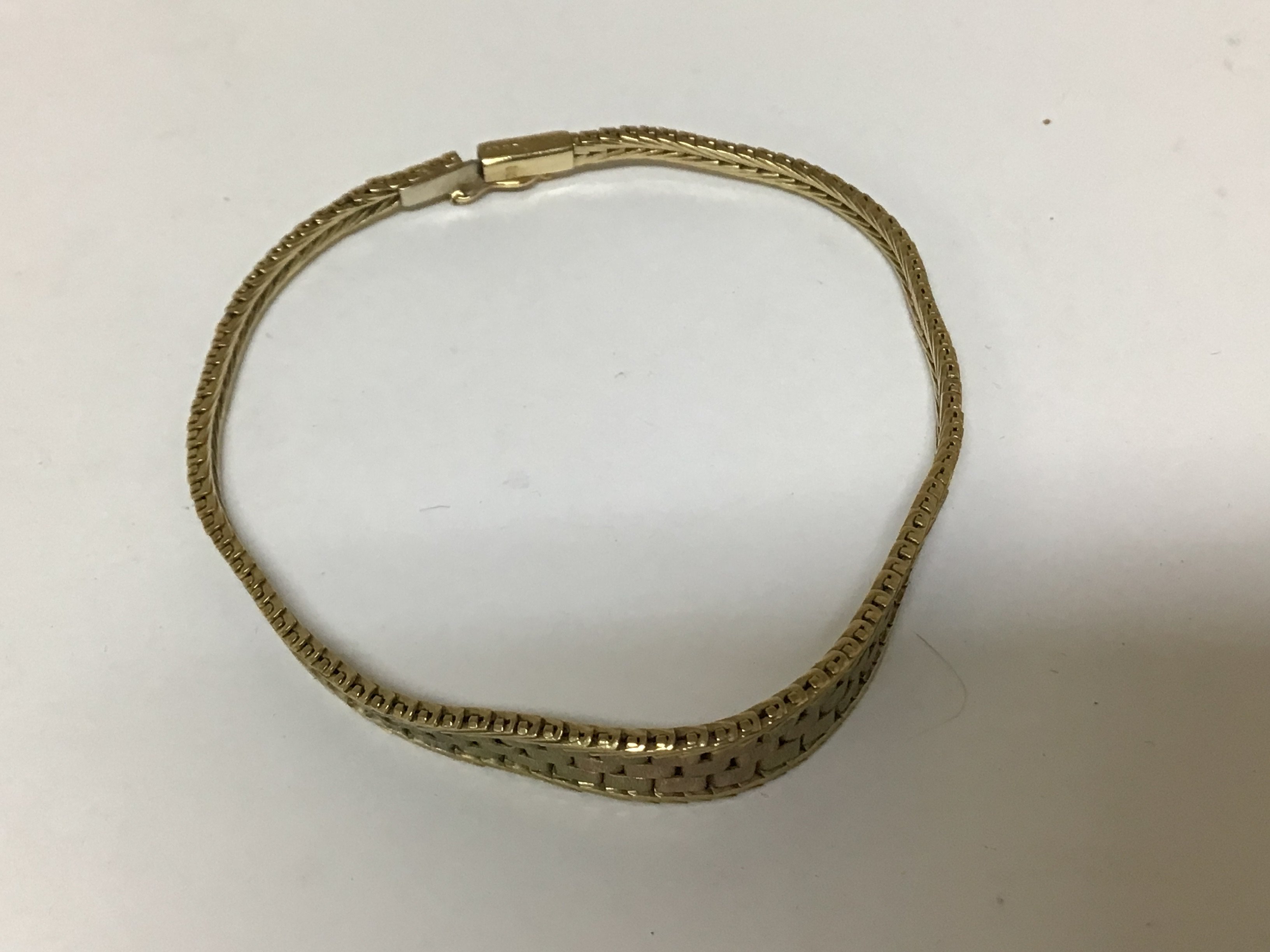 A 9carat gold bracelet with woven rose gold links weight 7.5g