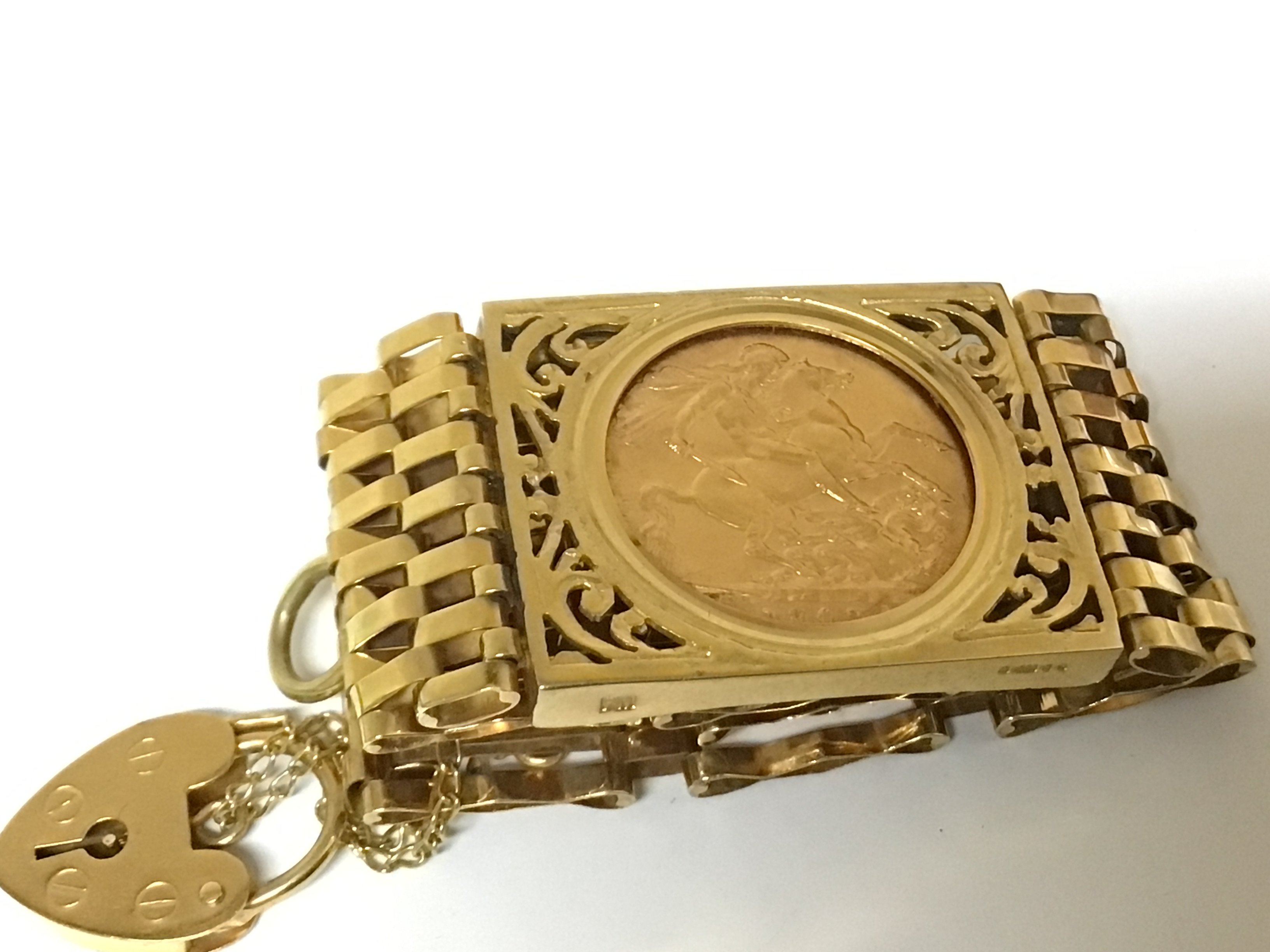 A 9cart gold gate bracelet set with a 1907 Sovereign total weight 27g