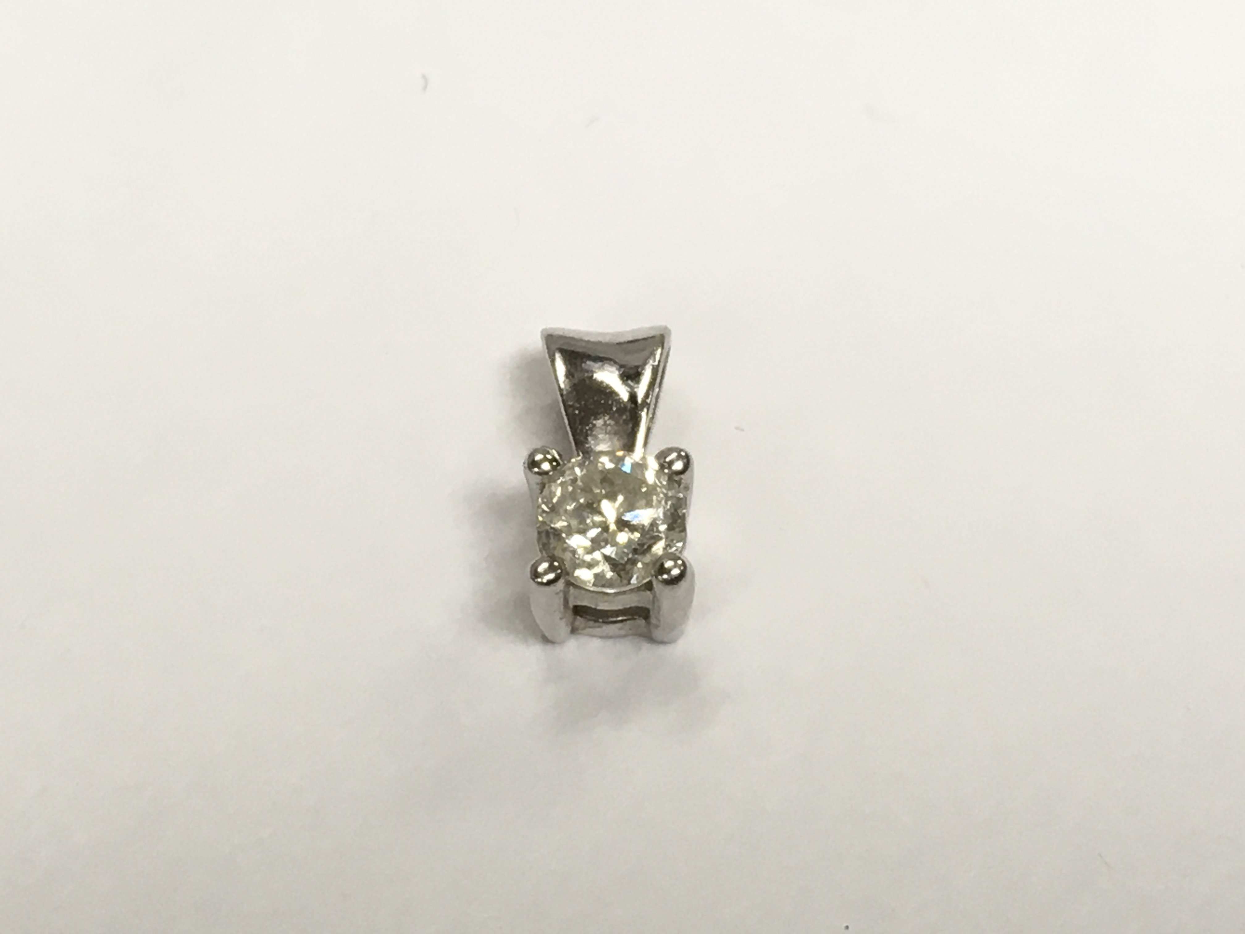 A 9ct white gold diamond pendant, approx .20pts and approx 0.5g. Shipping category A.
