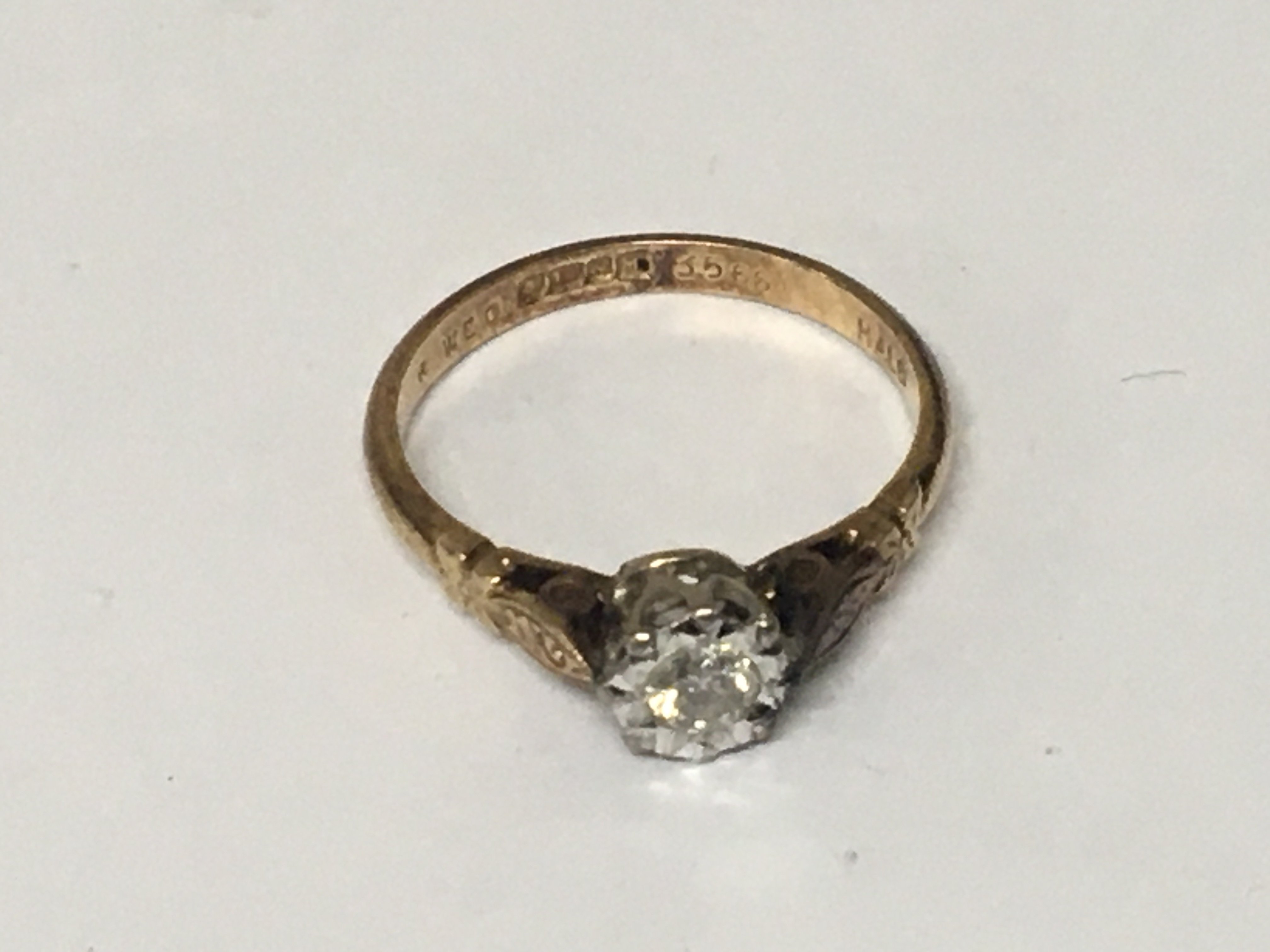 An 18carat gold ring set with a small diamond. Weight 2.5g