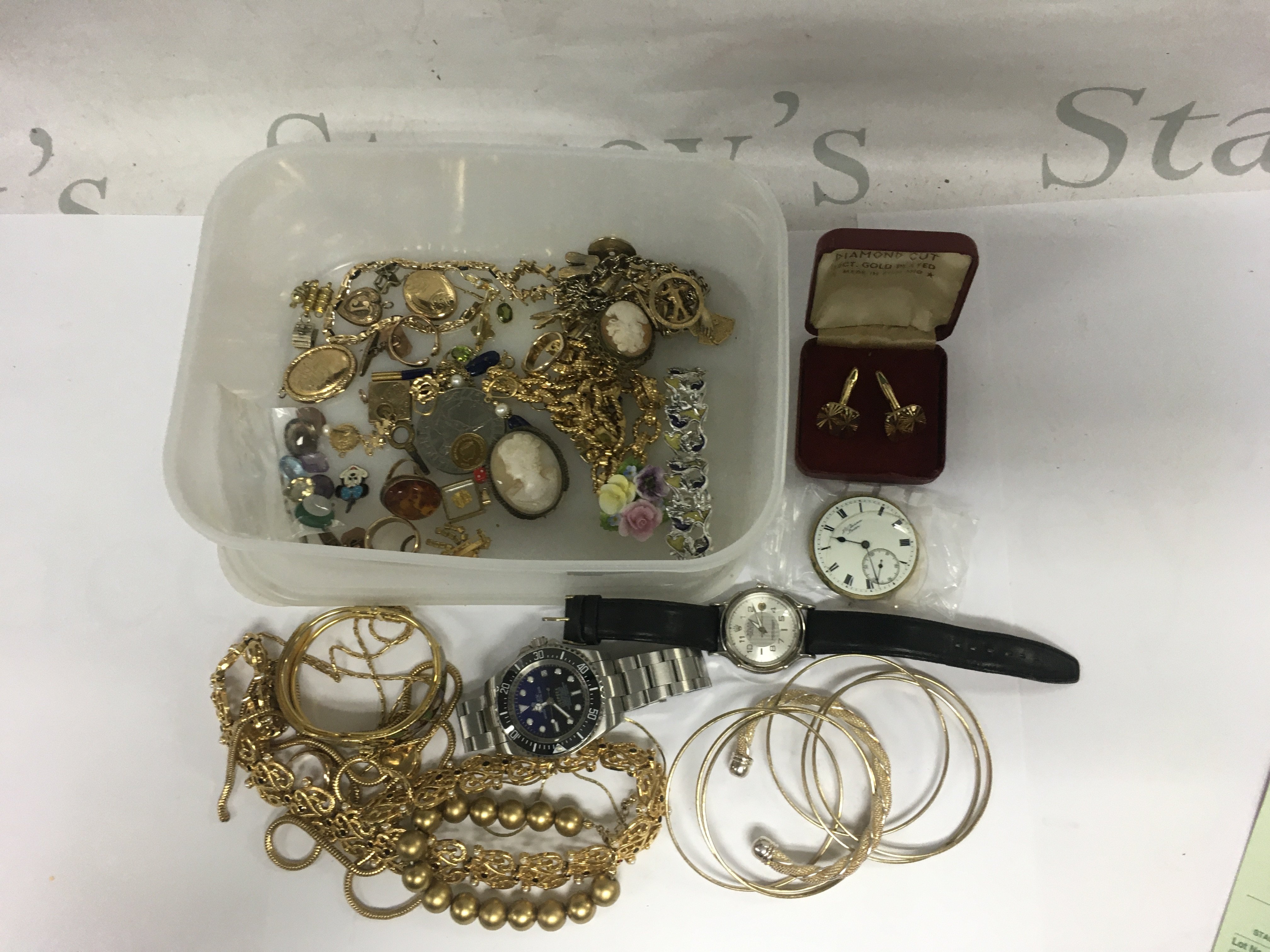 A collection of mixed costume jewellery. Shipping category B.
