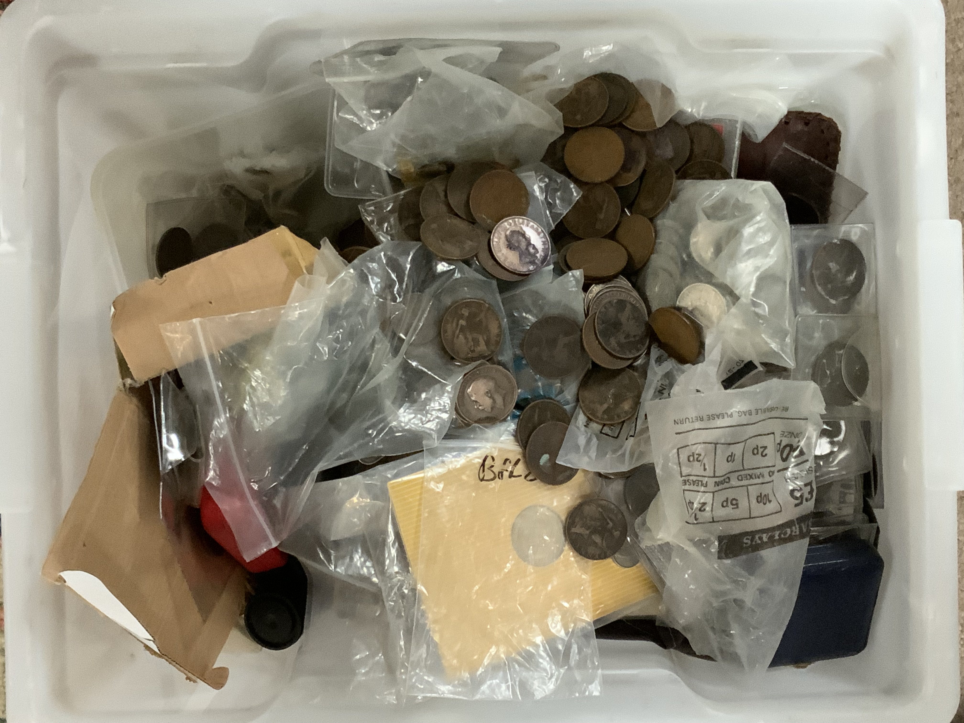A large collection of British and world coinage. (D).