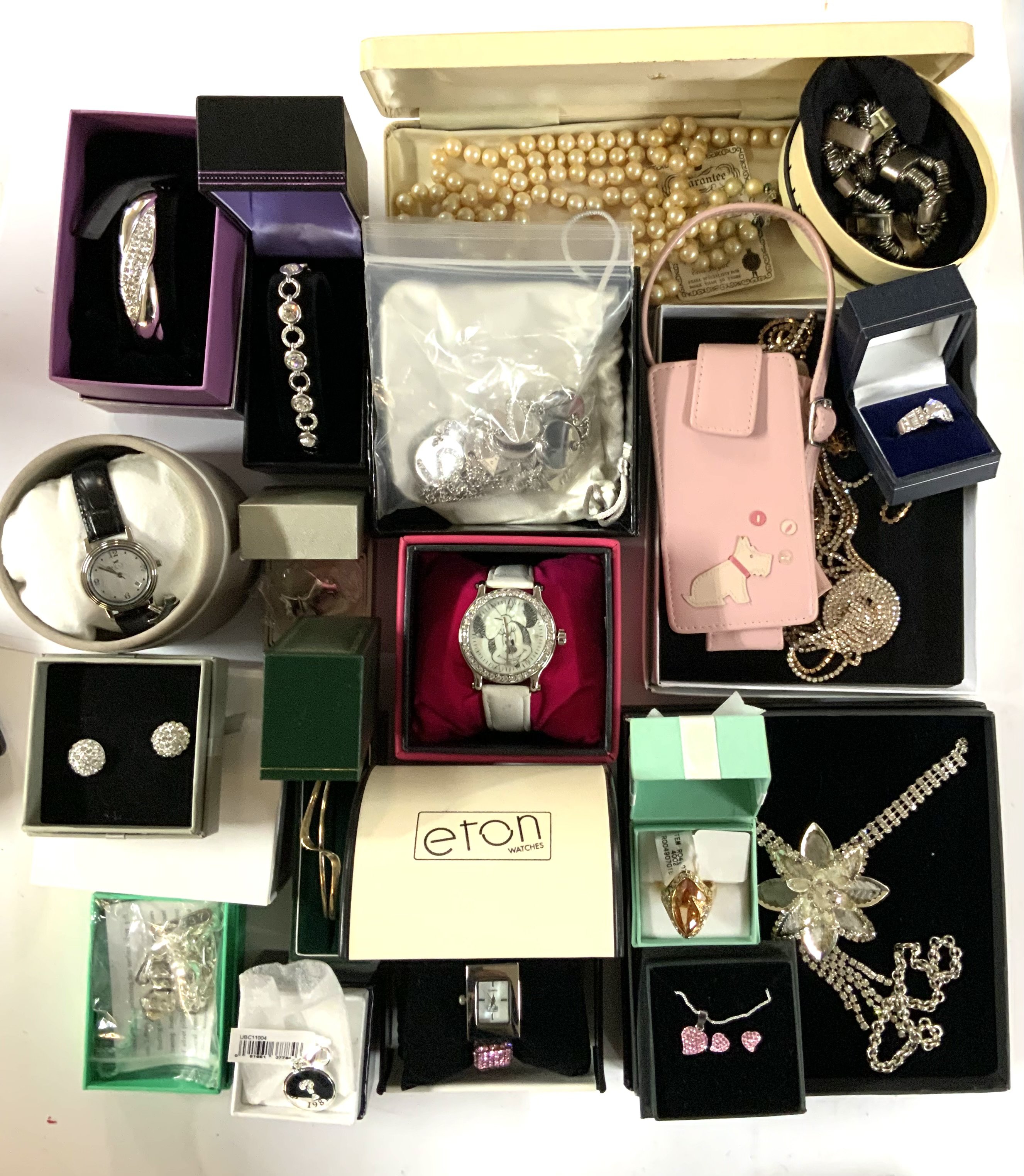 A large collection of modern fashion jewellery.