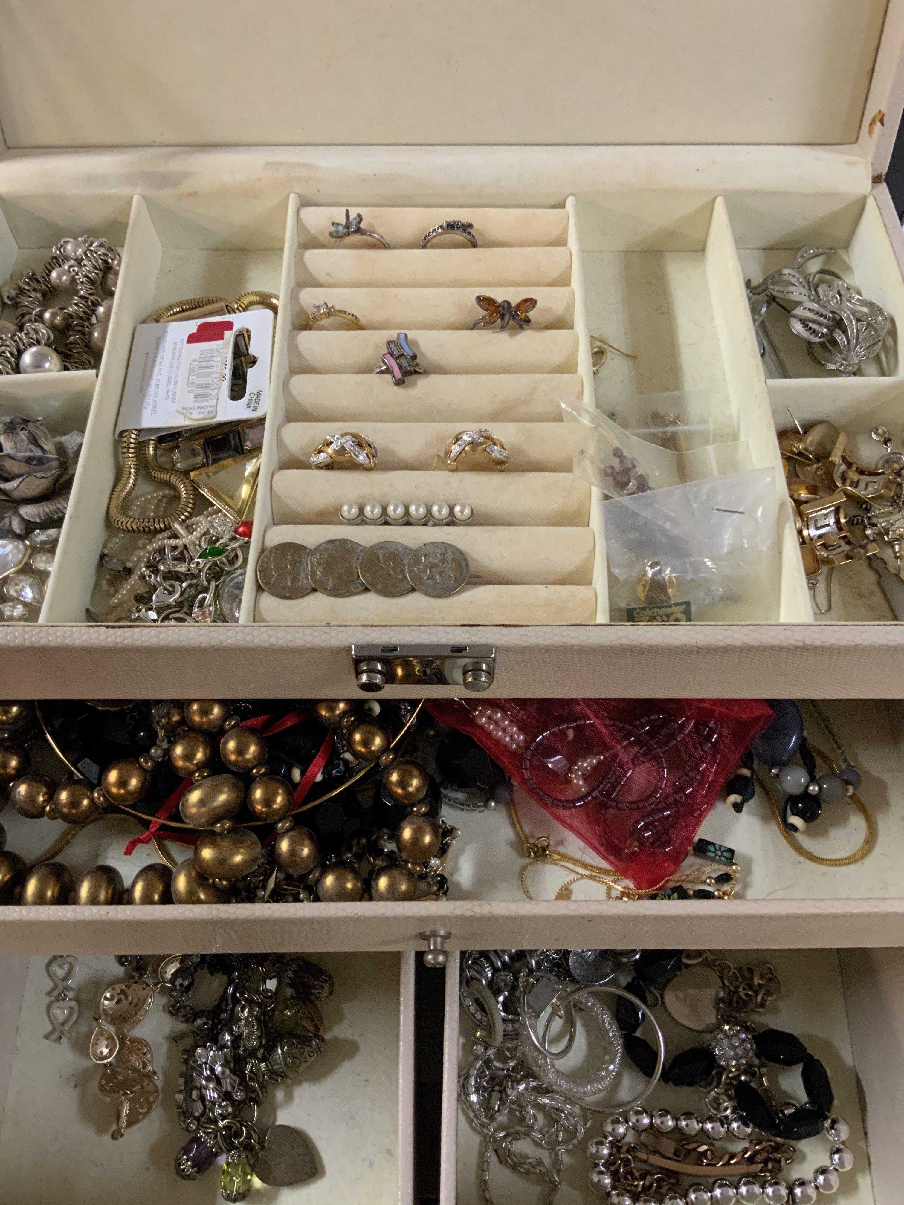 A cased of modern fashion costume jewellery.