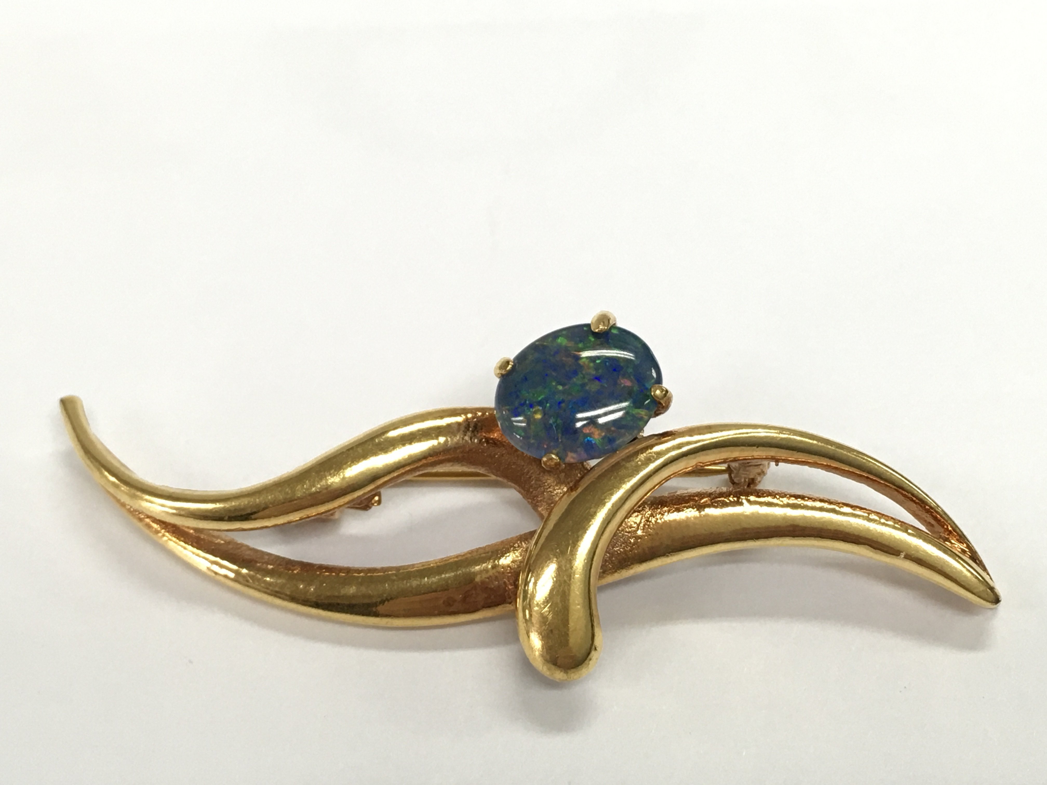 A yellow metal brooch set with Opal. 6.60g