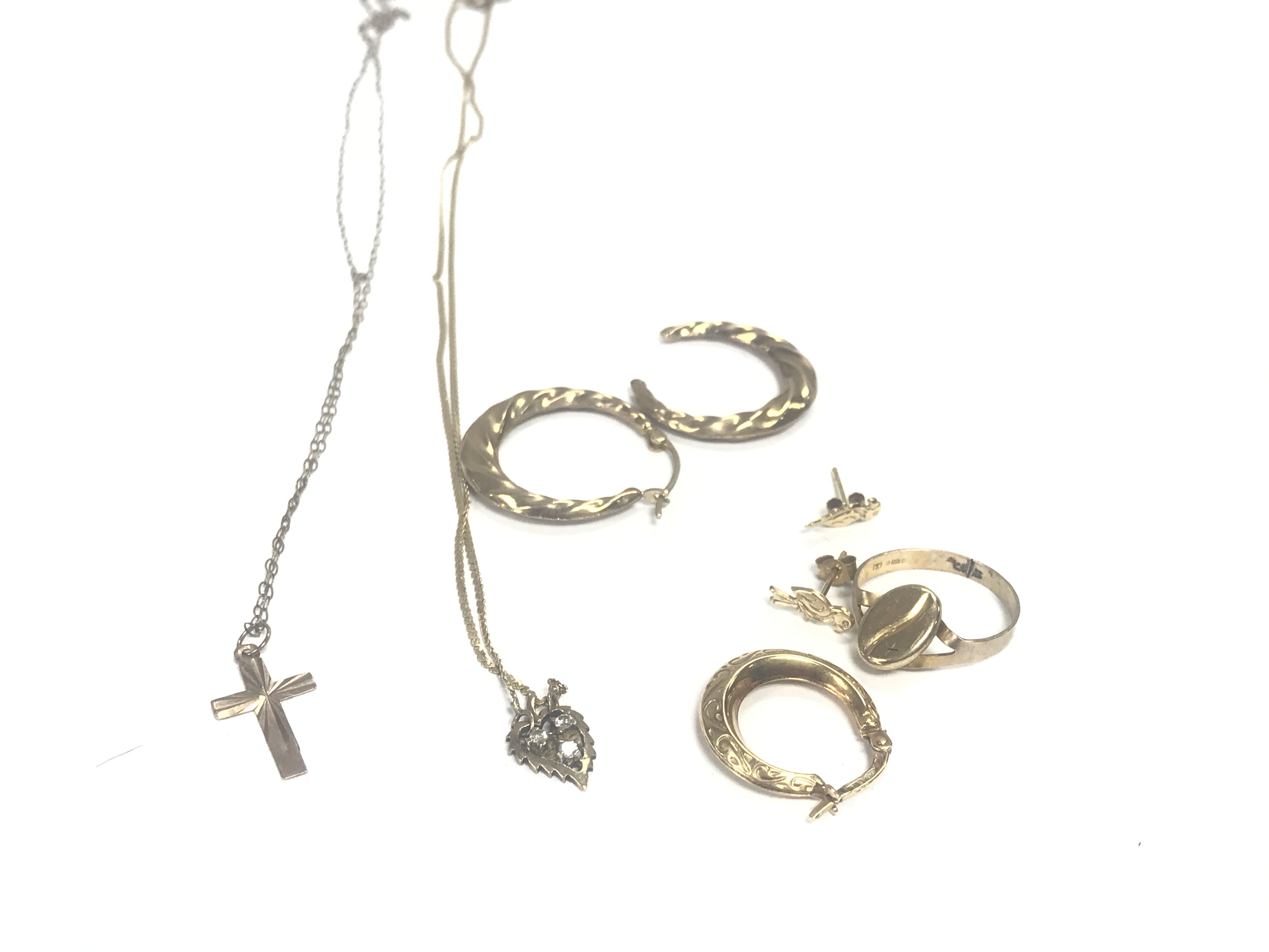 A collection of 9ct gold jewellery including chains, earrings, rings. 5.79g