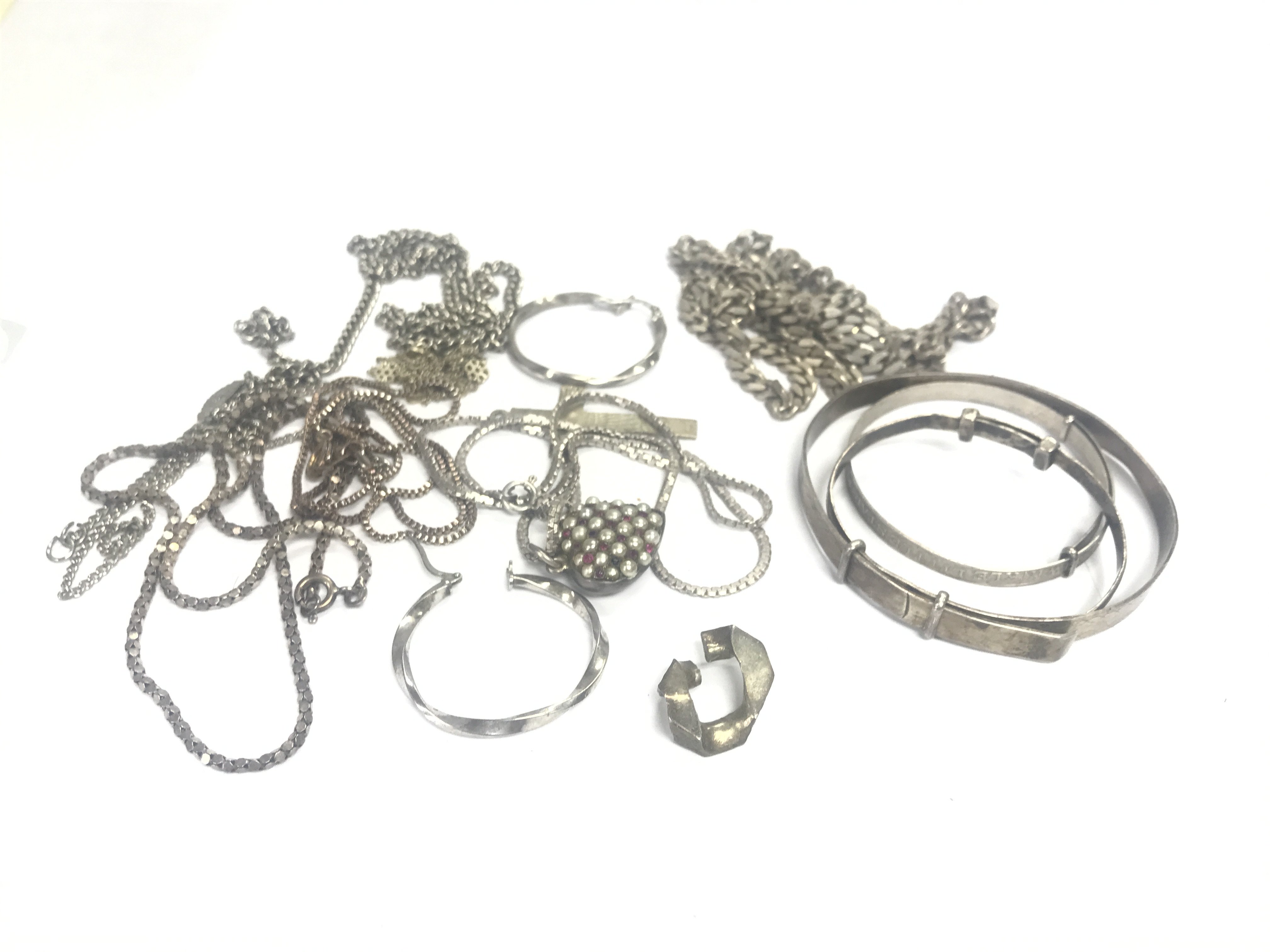 A collection of silvery jewellery, 89.58g