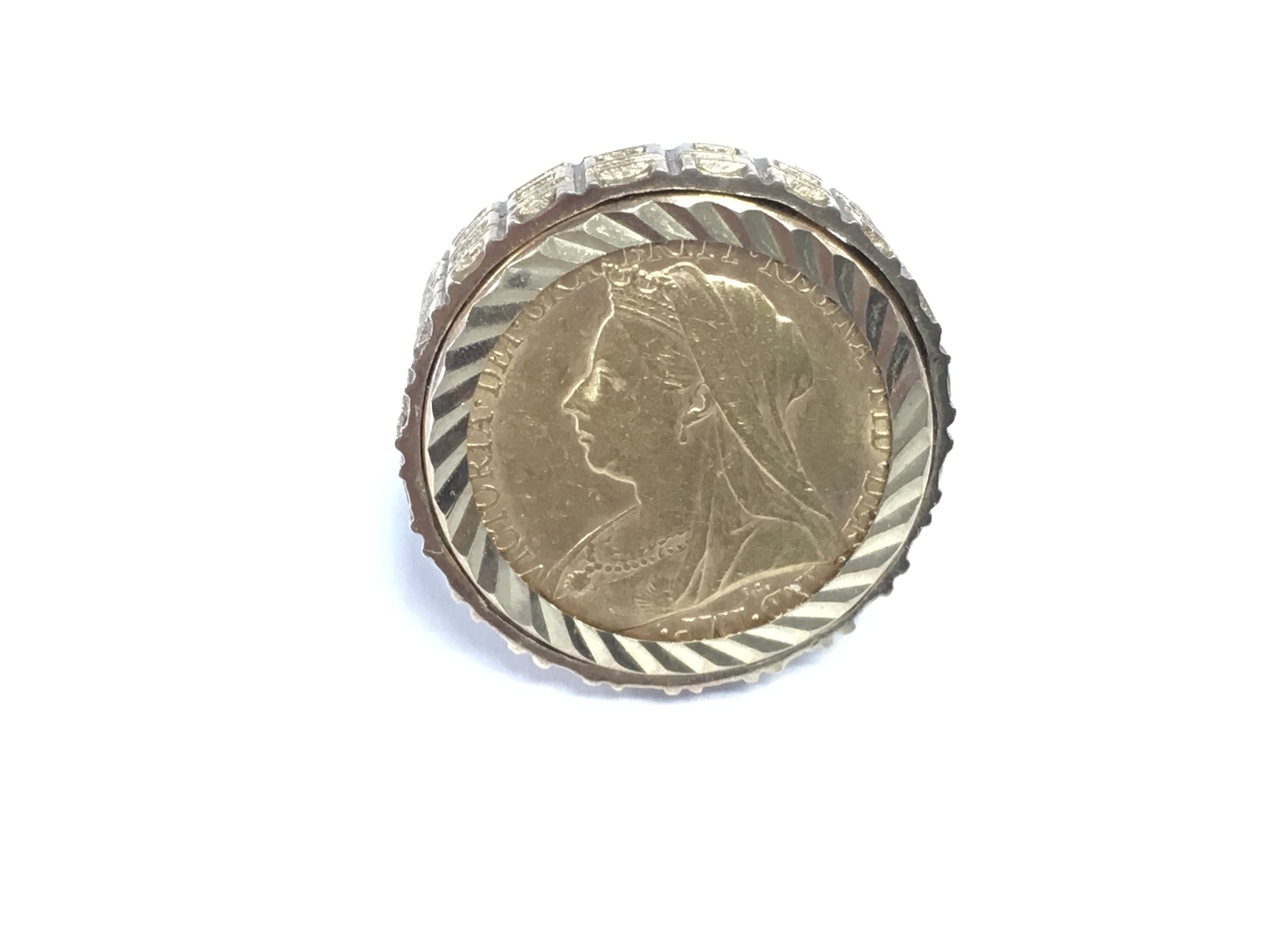 An 1895 full sovereign in a 9ct ring. Size T and 17.61g Postage B