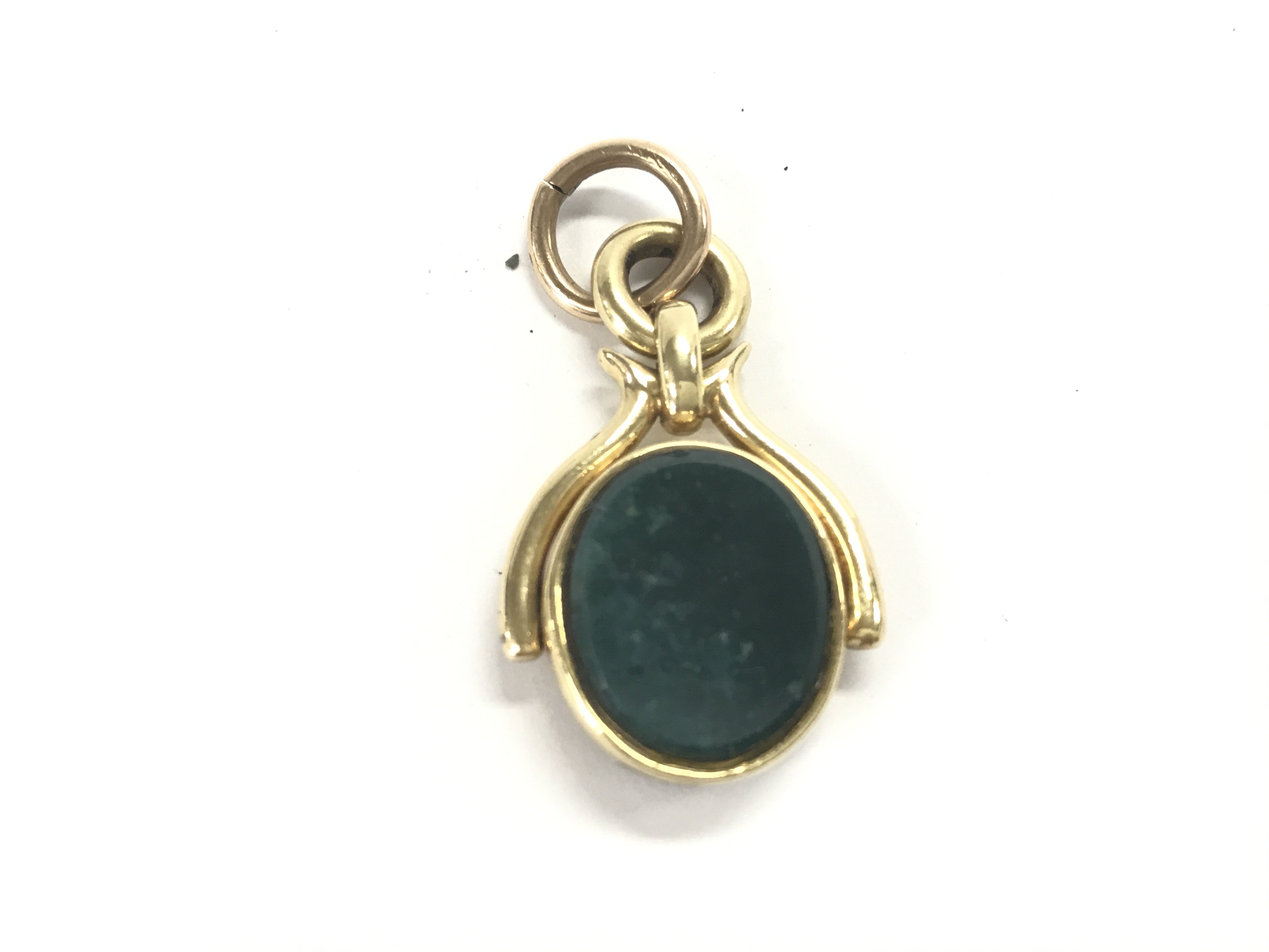 An unmarked yellow metal swivel fob. 9.32g