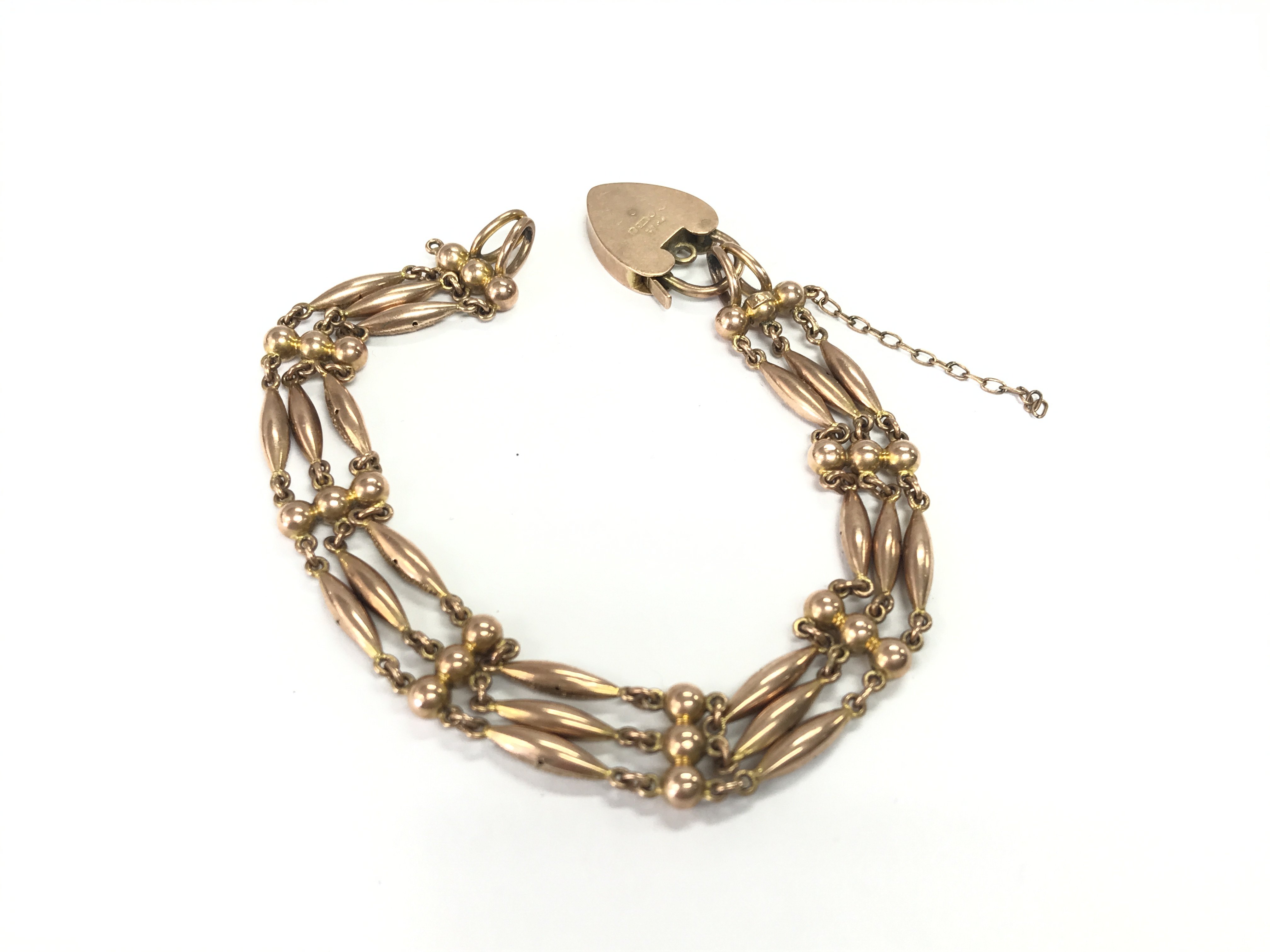 A 9ct gold gate bracelet with heart shaped padlock. Approx 13.70g Postage A