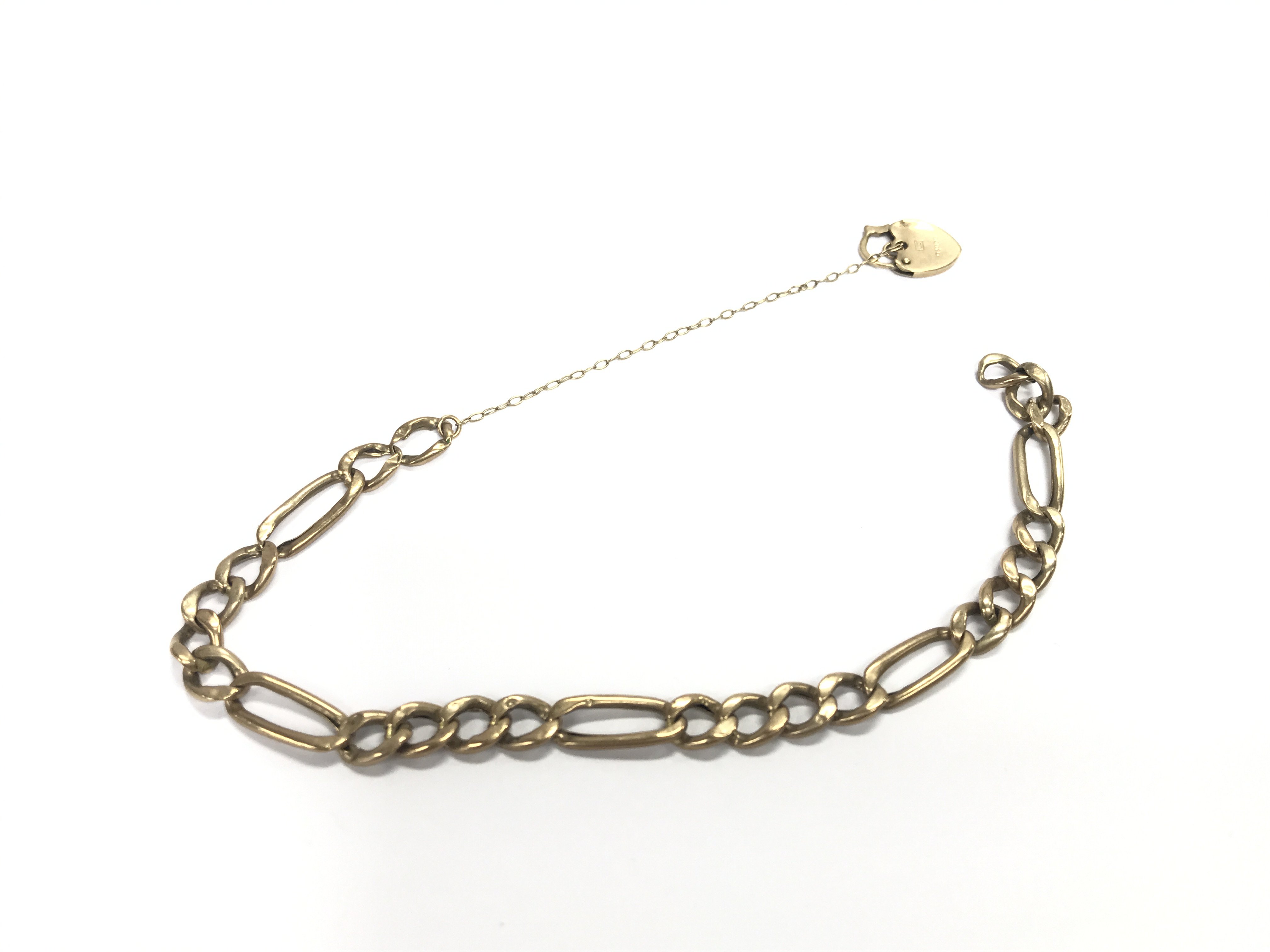 A 9ct gold bracelet with heart padlock clasp. 4.96g