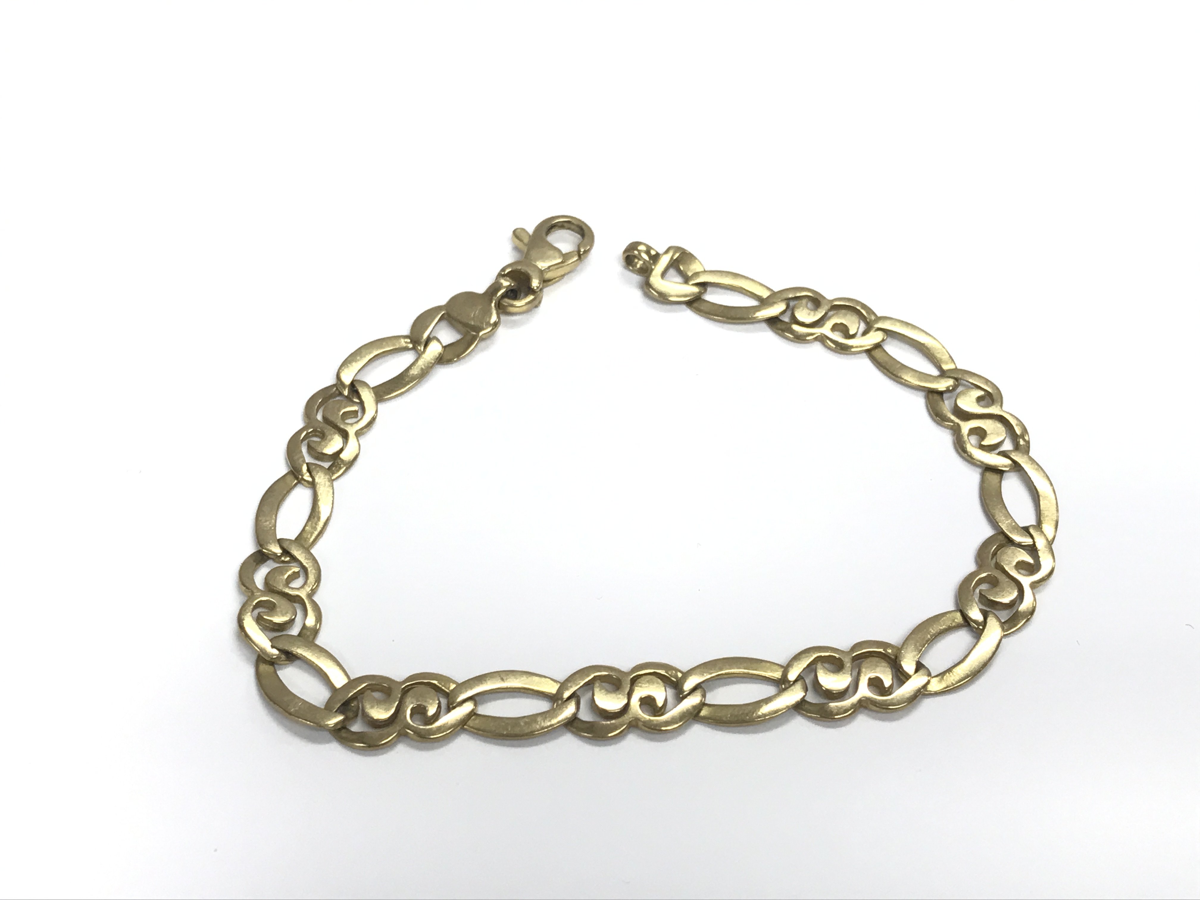 A 9ct gold bracelet. Approximately 19cm long and 7.53g Postage A