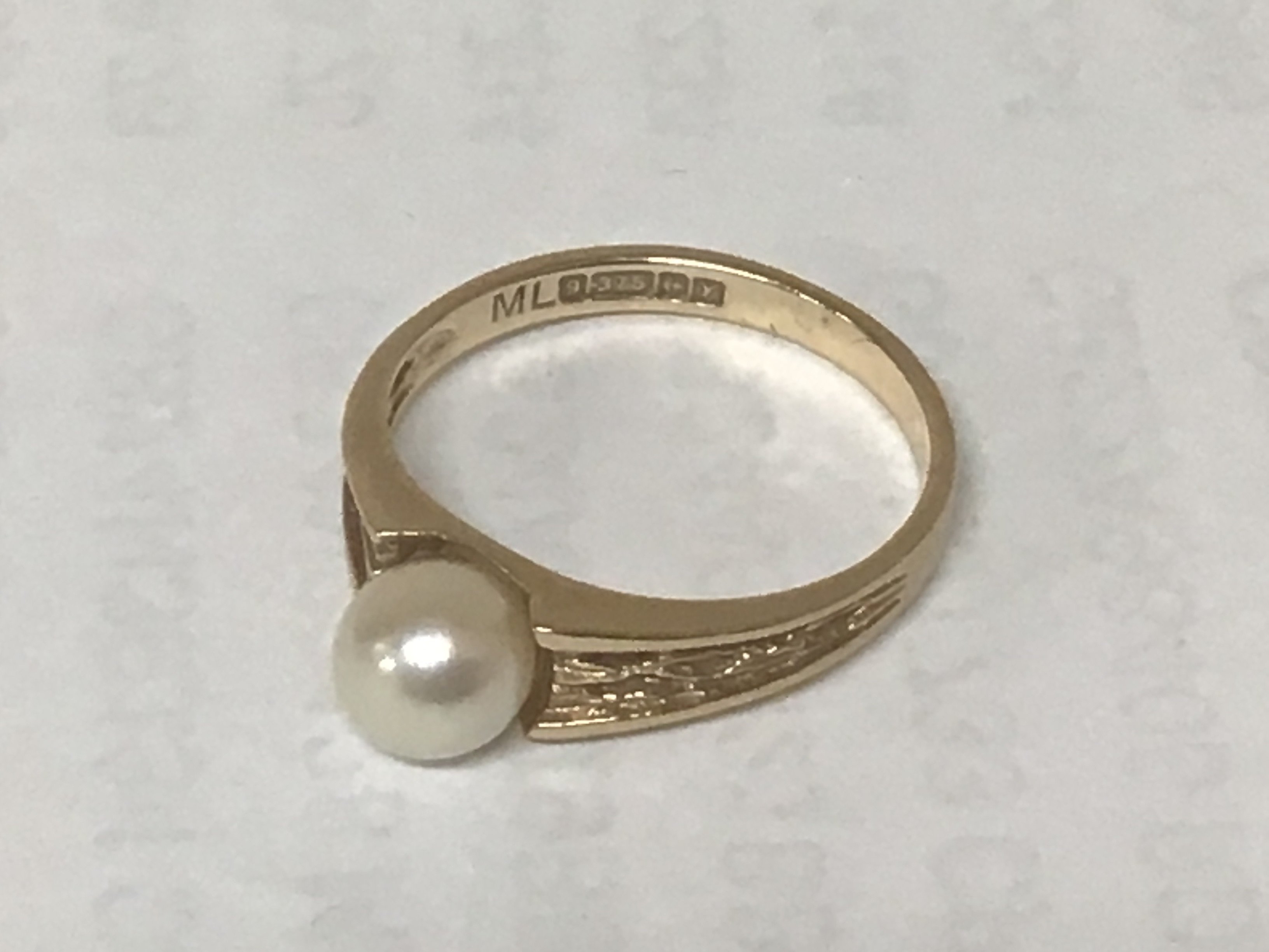 A 9carat gold ring set with a pearl weight 2.3g.