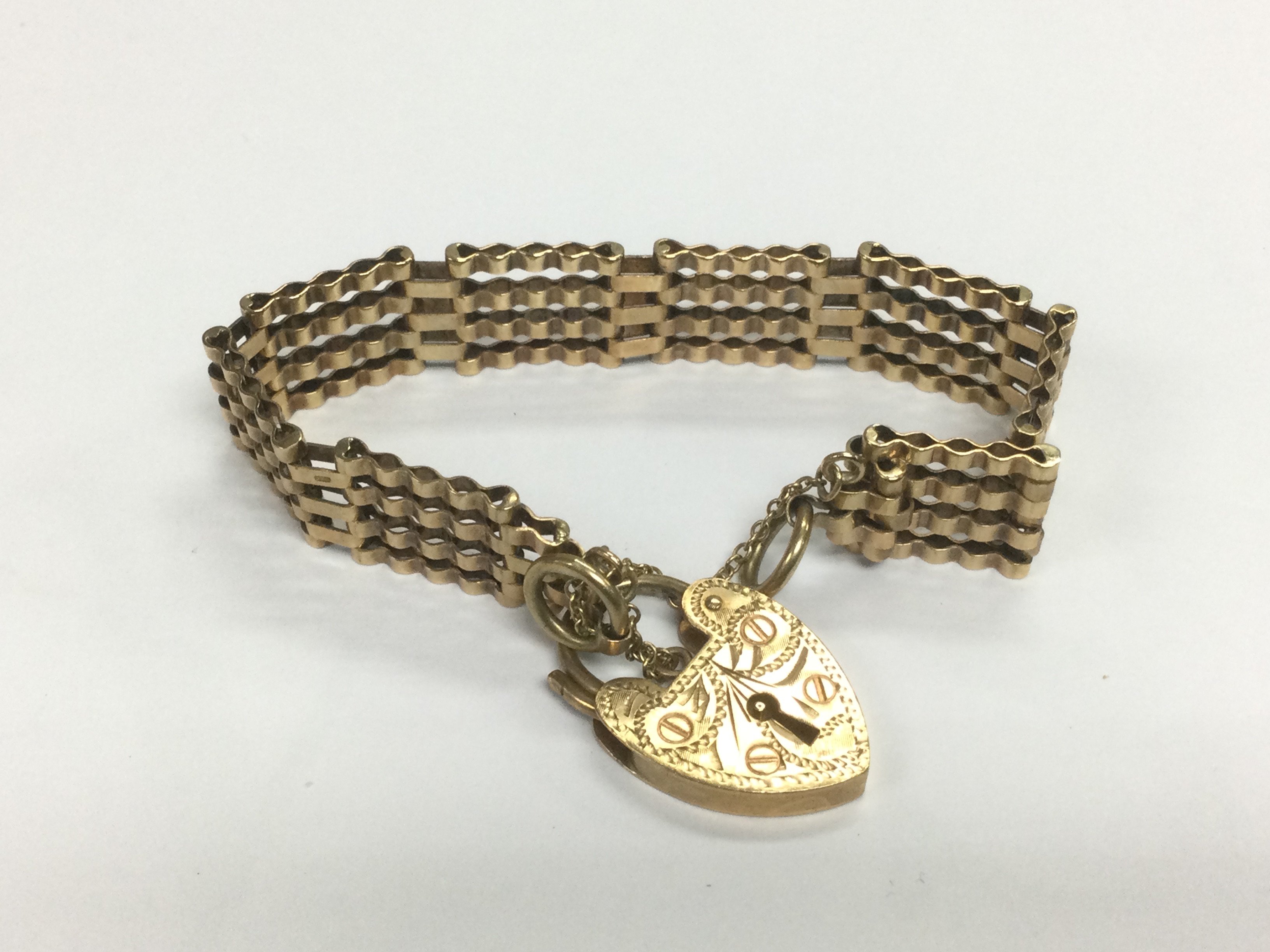 A 9ct gold gate bracelet, approx 13.9g. Shipping category A.