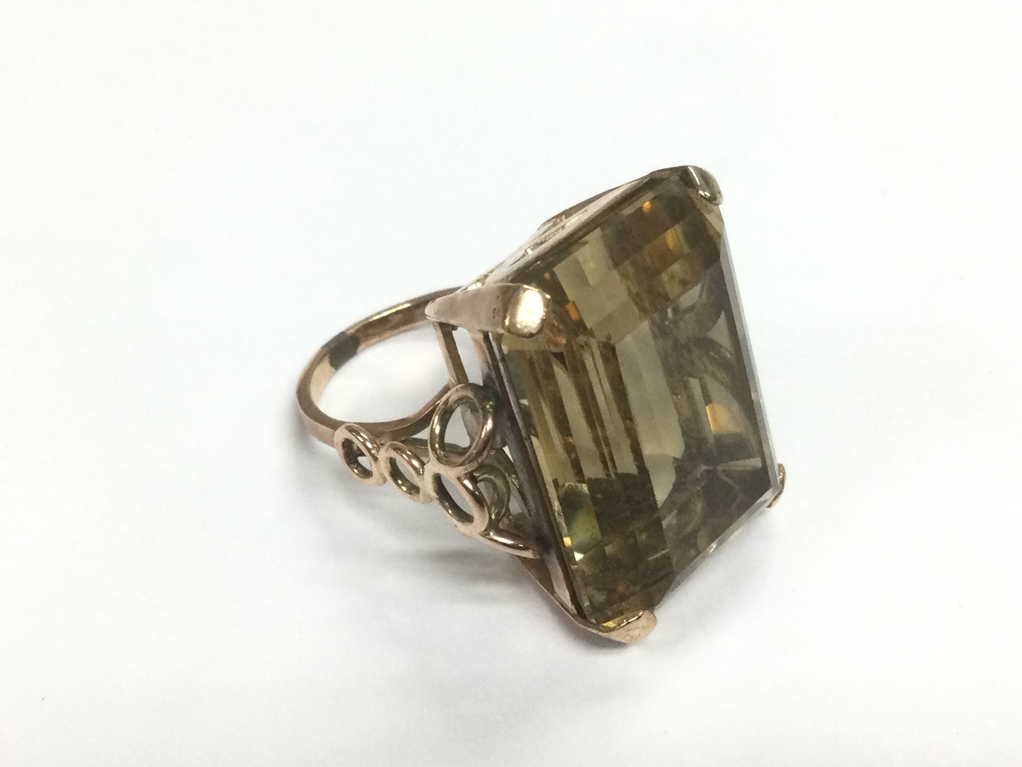 A large 9ct gold rimg set with citrine, approx 14.2g and approx size L-M. Shipping category A.