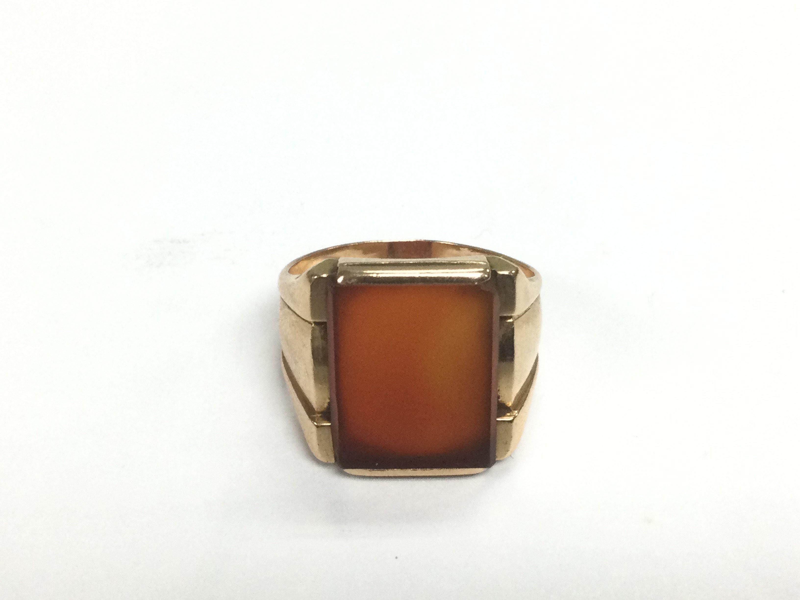 An 18ct gold gents ring set with a coloured stone, approx 10g and approx size L. Shipping category A.