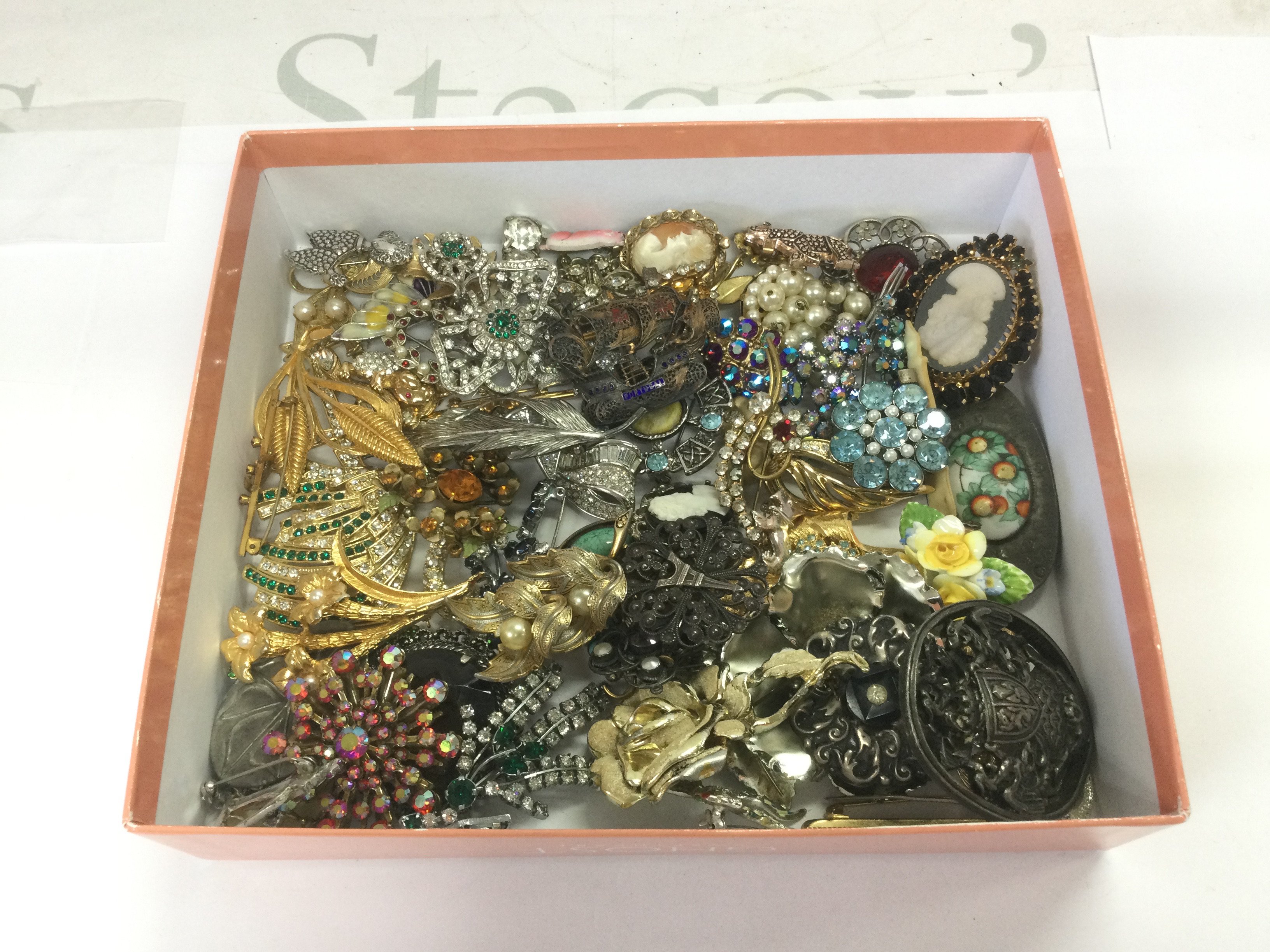 A tray of mixed brooches. Shipping category B.