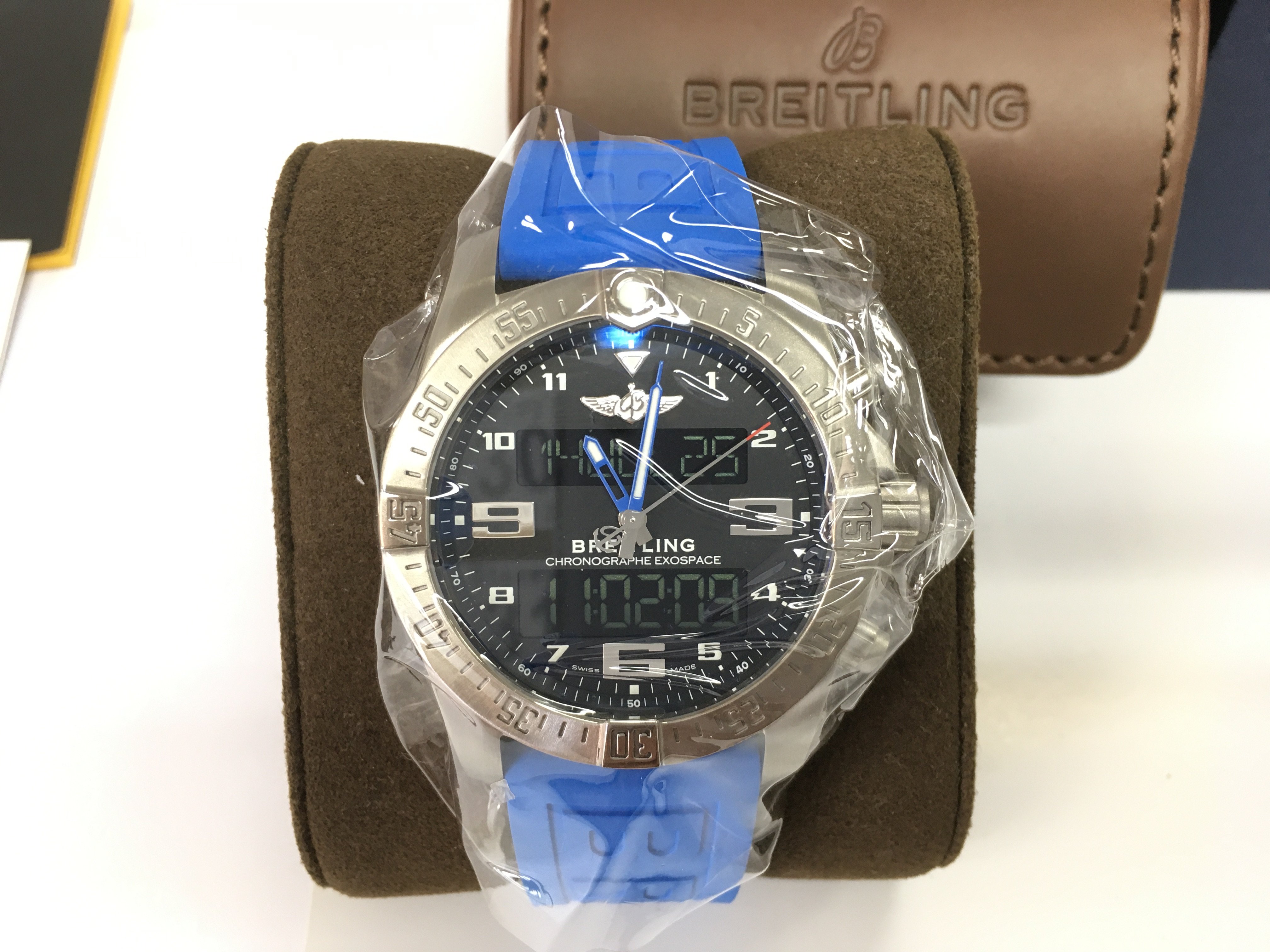 A gents Breitling Exospace B55 watch. Titanium case with blue strap. Watch is in as new condition having just had a full service with Breitling. Full box and paperwork including service paperwork. Watch is still stickered and unworn since service. Postage B