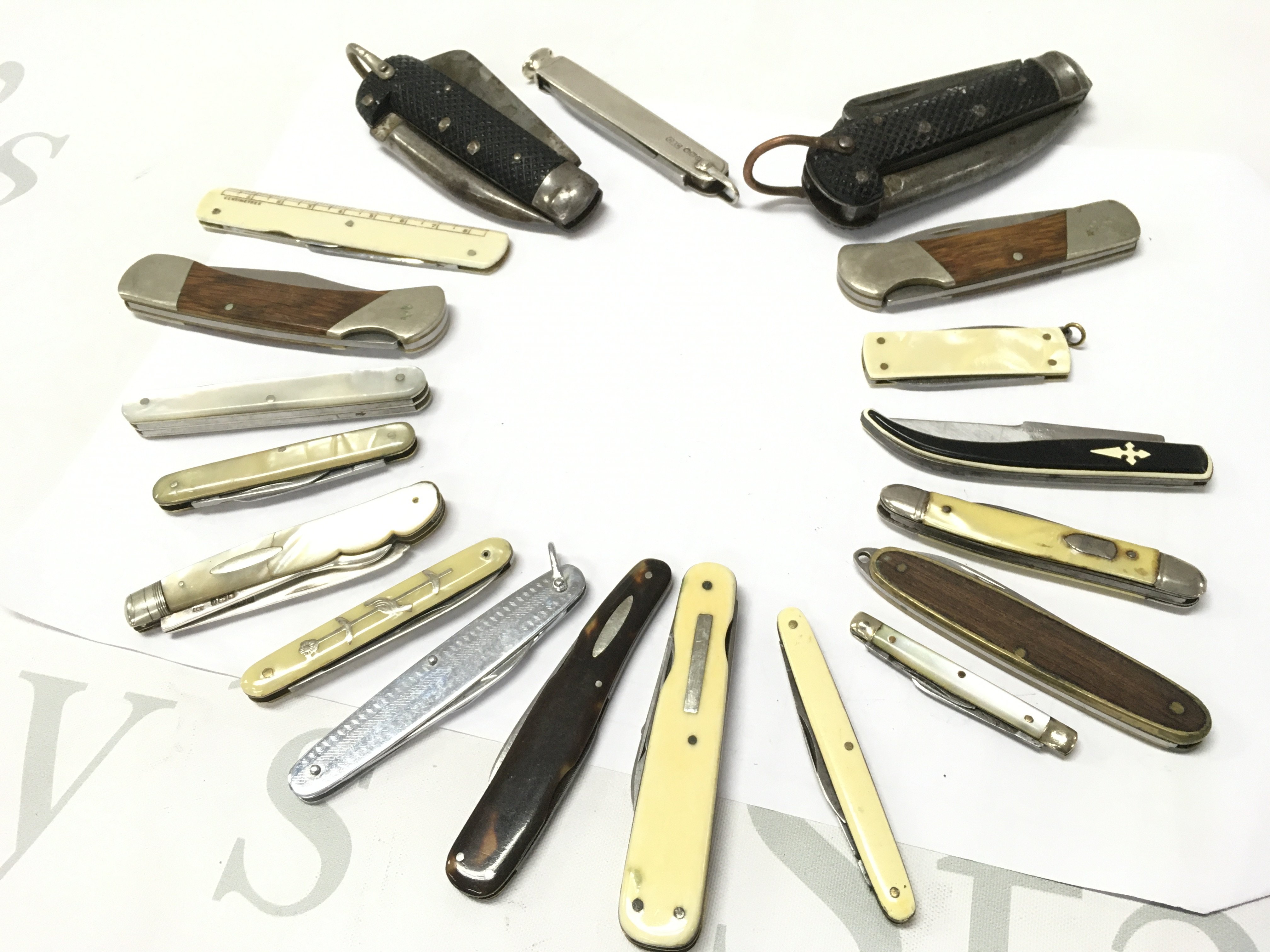 A mixed lot of vintage Pen and fruit knives including some silver hallmarked examples. This lot cannot be posted