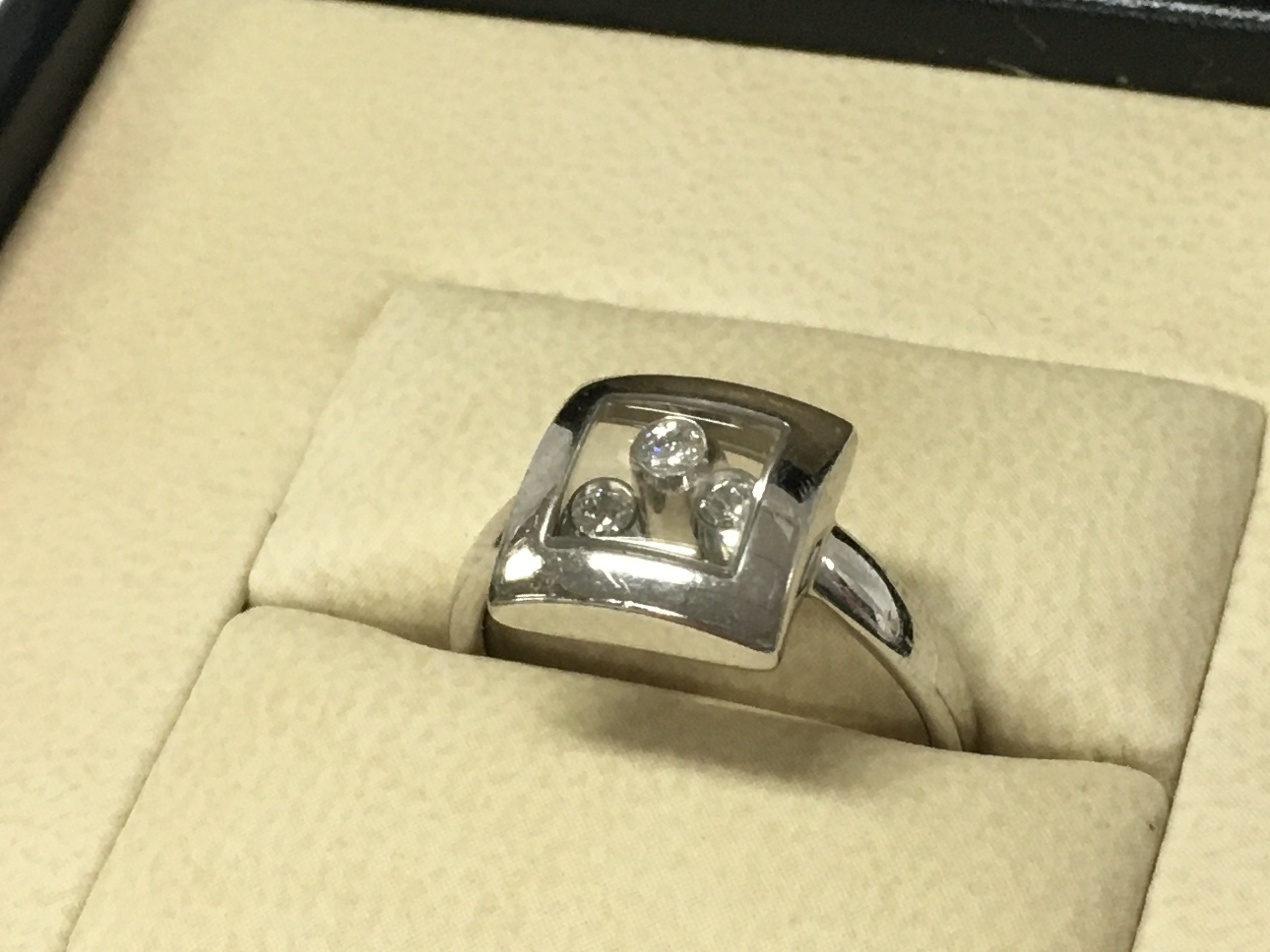 A boxed 18ct white gold Chopard happy moving diamonds ring with certificate , 7.7g total weight. Postage category A