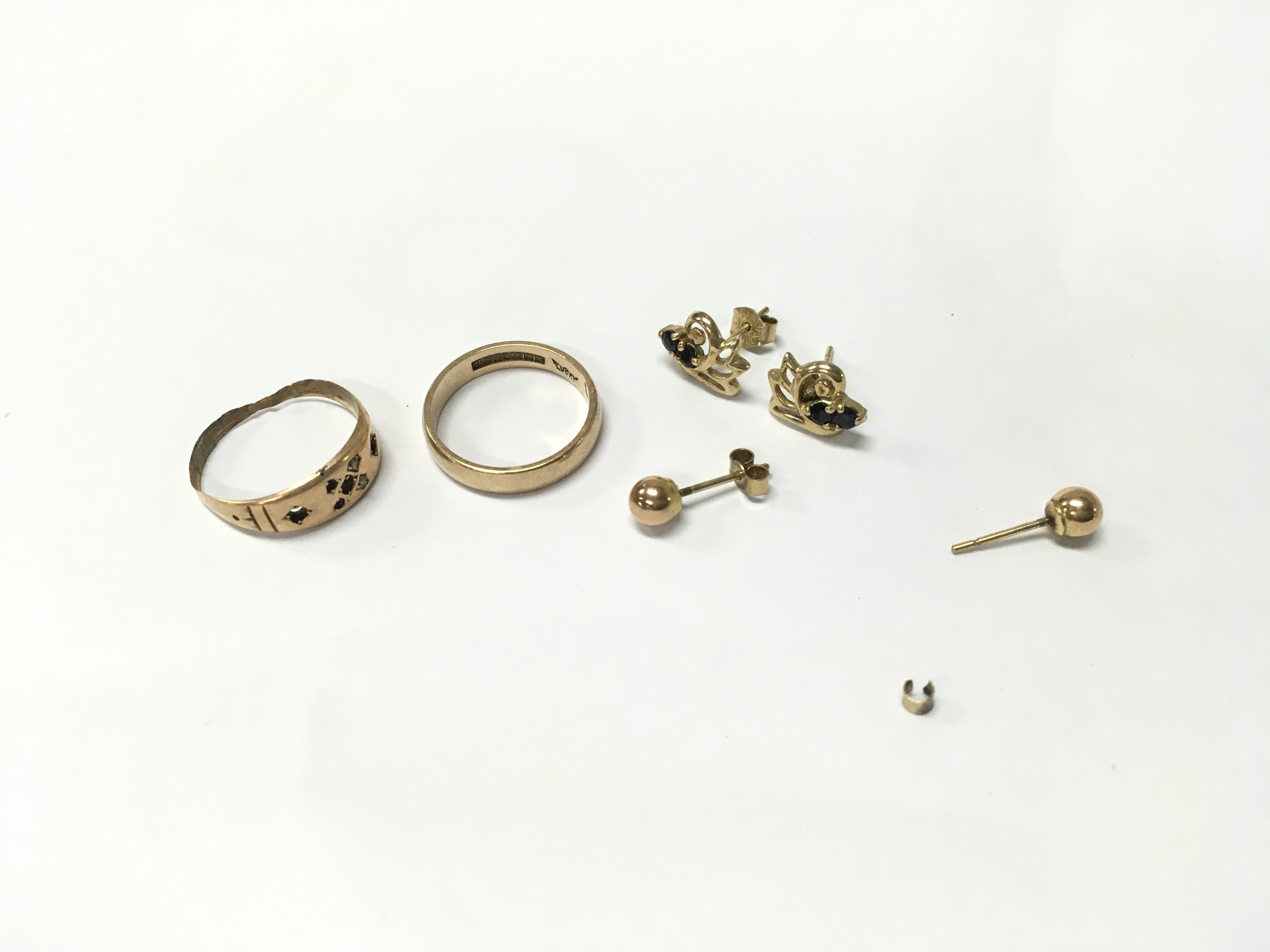 Mixed 9ct gold jewellery including a wedding band, a small brooch etc. total weight 11.1g .postage category A 5.91