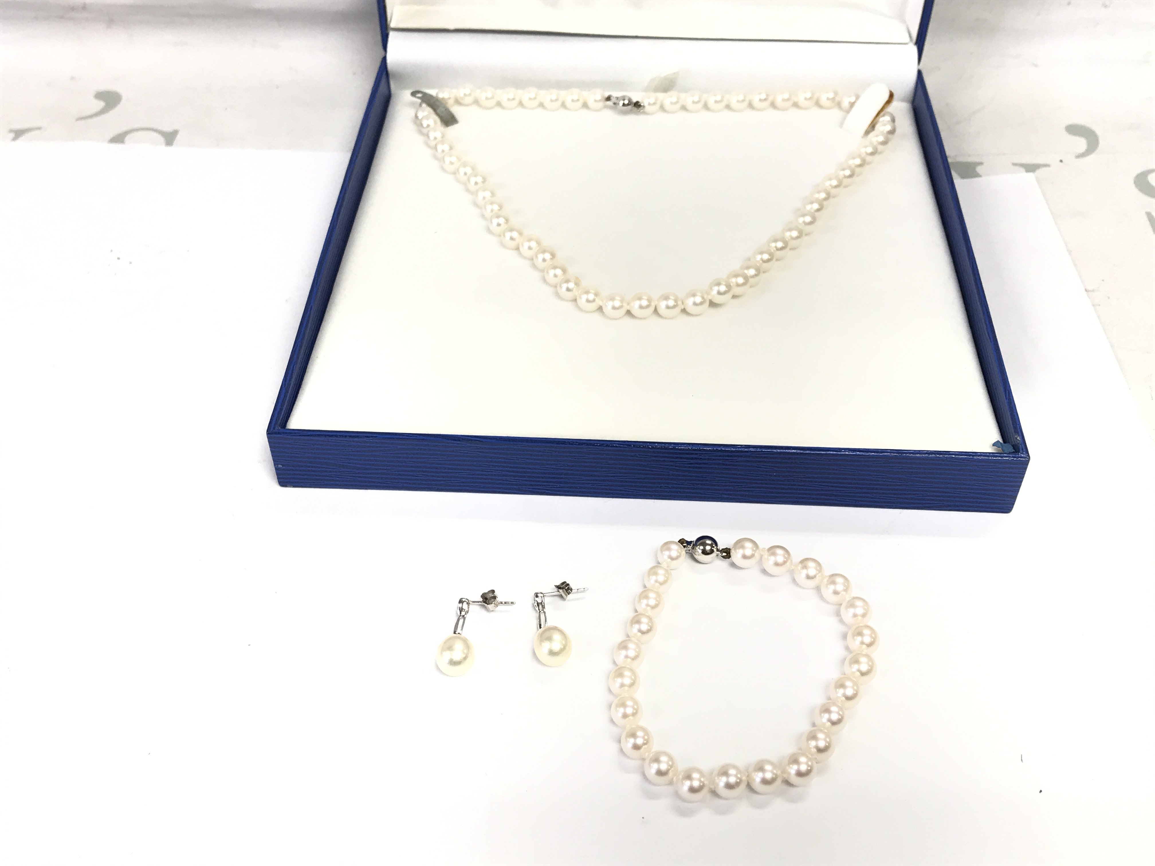 A pearl necklace bracelet and drop earring set. Necklace is approximately 45cm long. Postage B