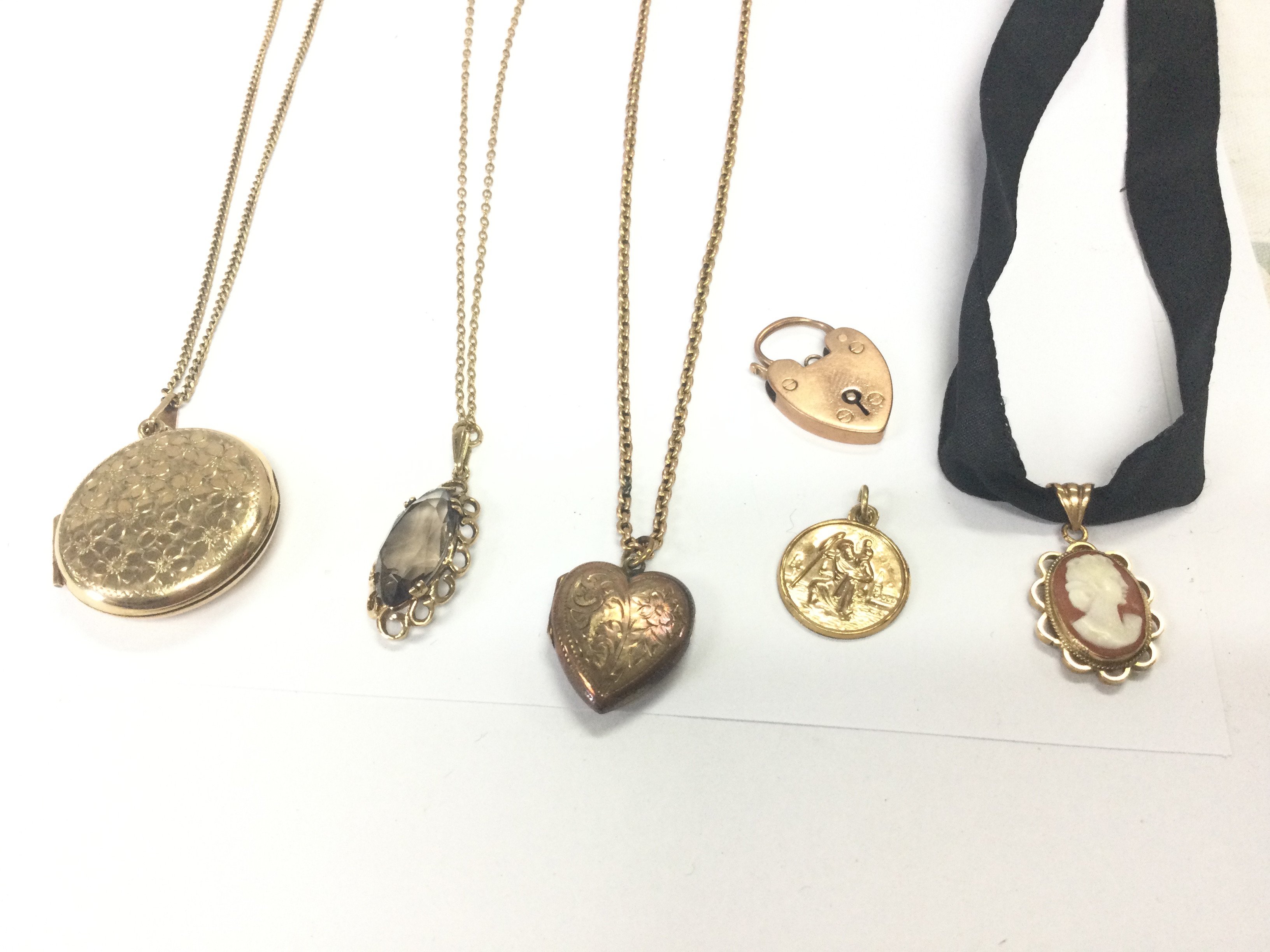 Collective lot of assorted 9ct gold items including chain and locket cameo pendant etc. approximately 28g Postage B