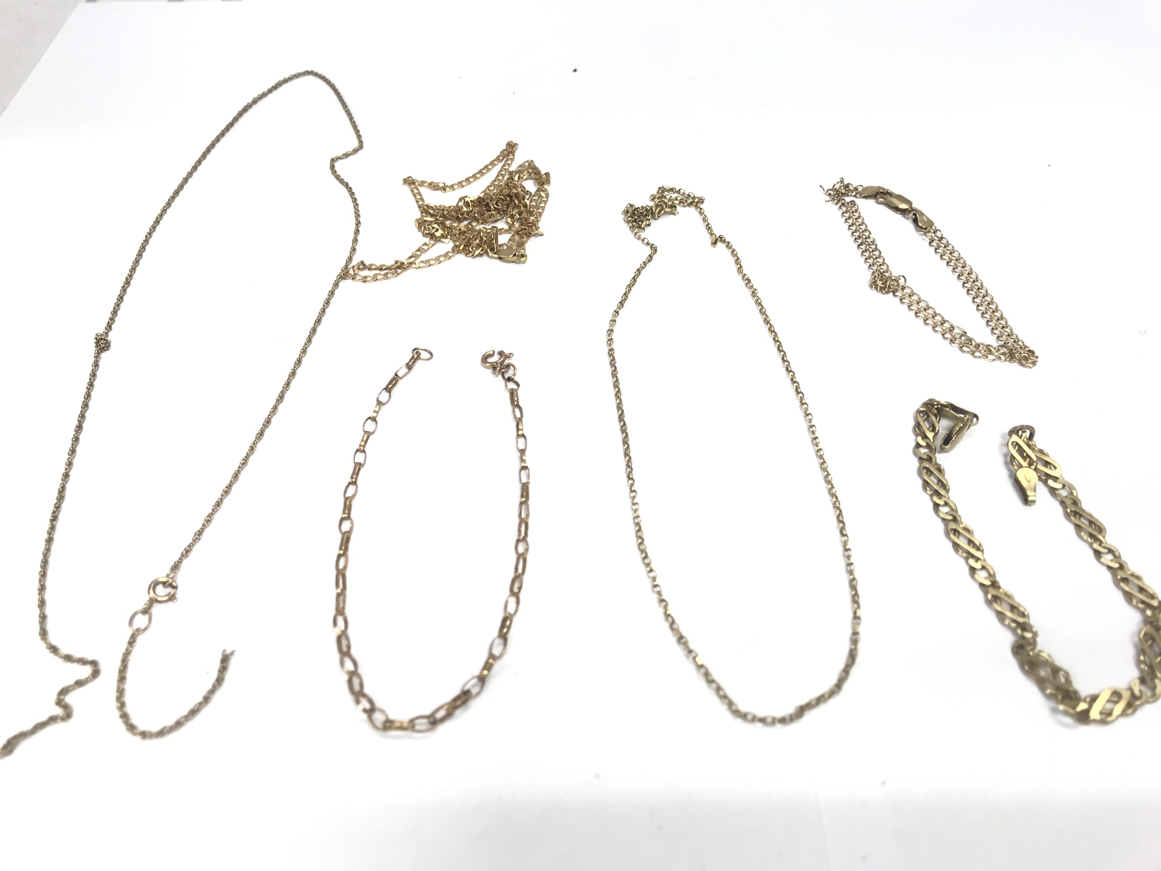 A collection of assorted 9ct gold necklaces and chains which are damaged. 20.54g Postage A
