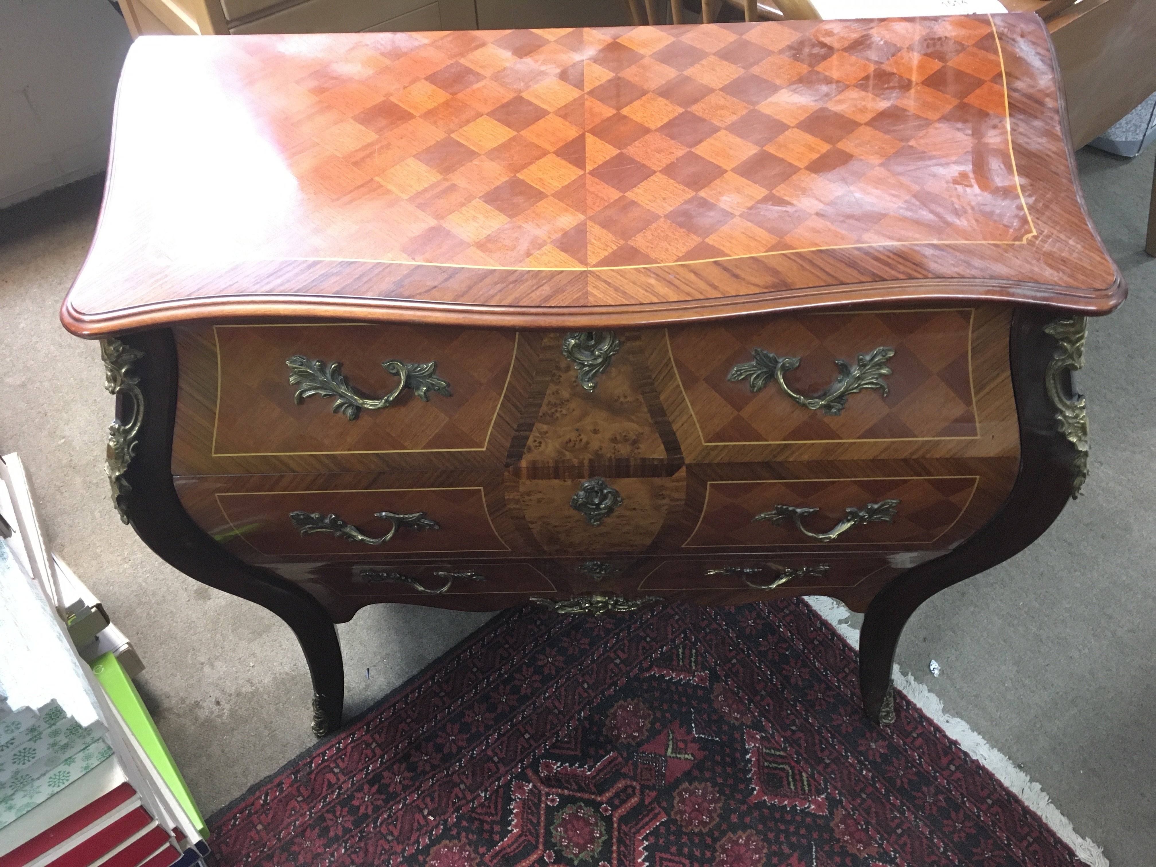 A reproduction French style chest of drawers . Dimensions 90cm wide 41cm deep 76cm tall