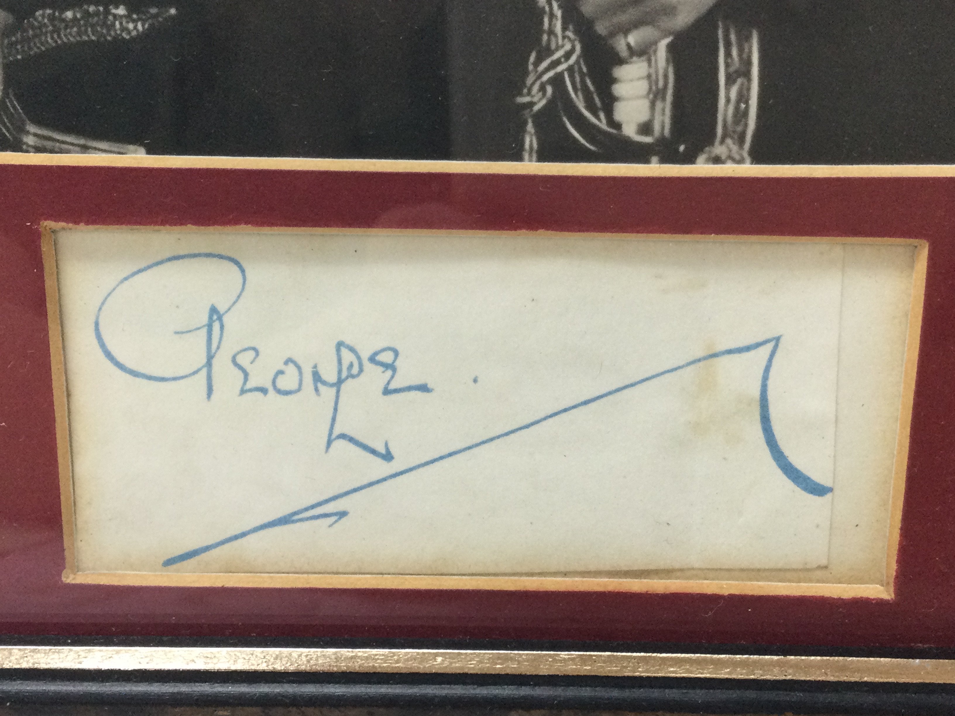 A framed George VI autograph. dimensions 21x27cm