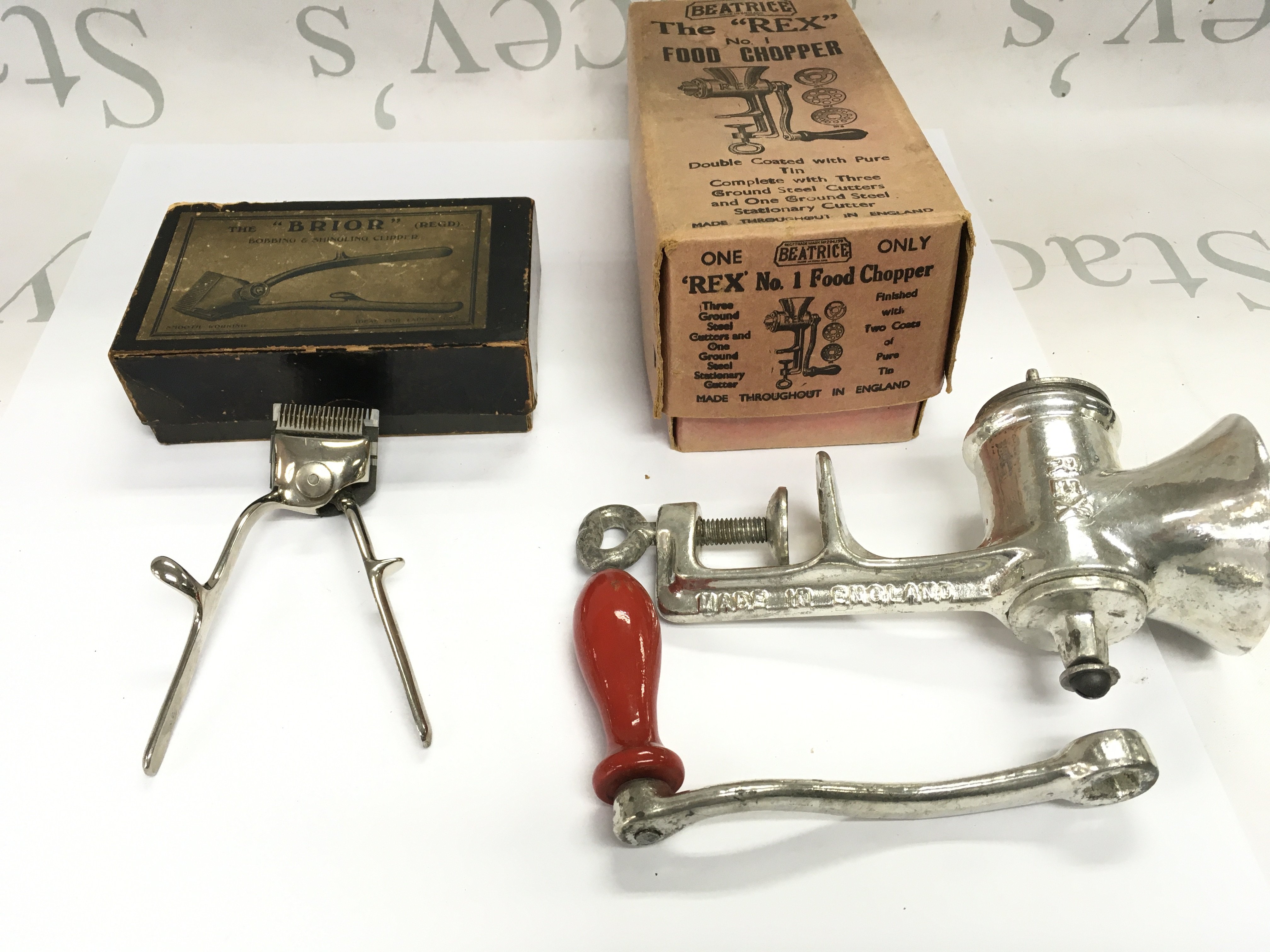 A vintage boxed mincer and Brior bobbing clippers. Postage B