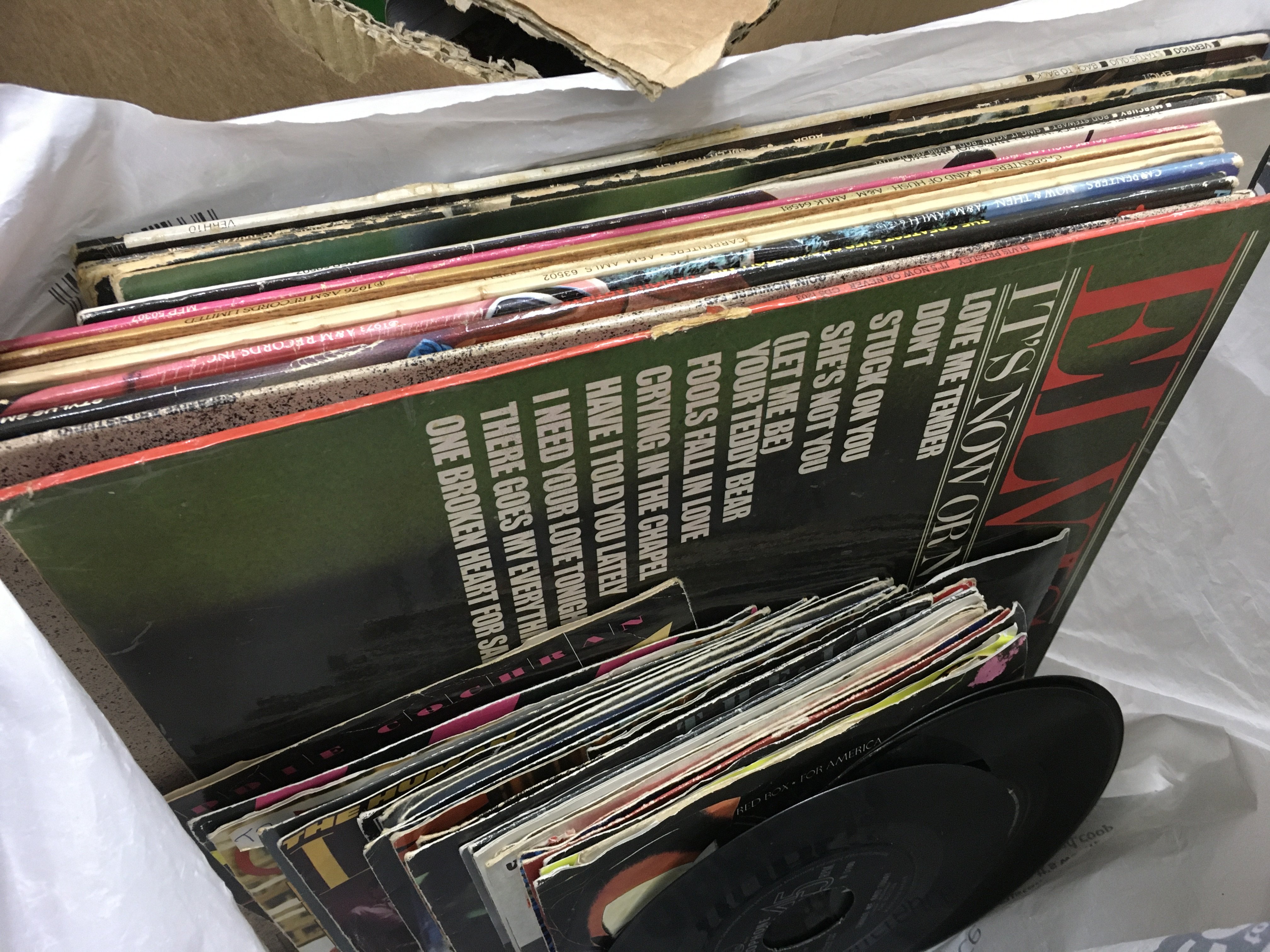 A collection of vinyl LPs and singles including Kiss, Black Sabbath, Queen , The B-52s etc. postage category b